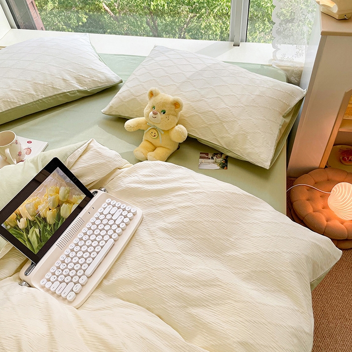 91家纺网 家纺一手货源 找家纺 琪格格纺织 2025新款纯棉华夫格极简宅寂风四件套 泡泡纱米白VS奶绿