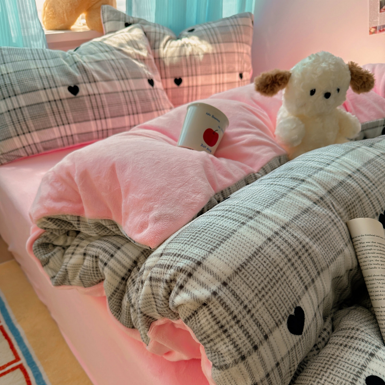 91家纺网 家纺一手货源 找家纺 小叮当家纺仓储工厂店 买家秀 爆款花型2025新款200克牛奶绒小清新卡通复古风四件套 罗马假日