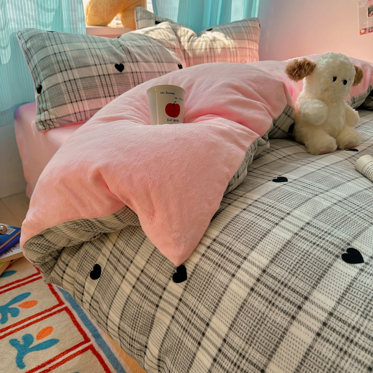 91家纺网 家纺一手货源 找家纺 小叮当家纺仓储工厂店 买家秀 爆款花型2025新款200克牛奶绒小清新卡通复古风四件套 罗马假日