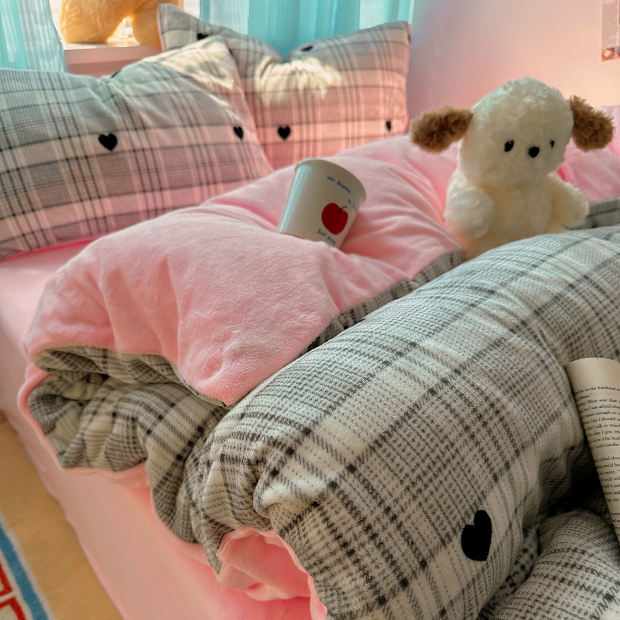 91家纺网 家纺一手货源 找家纺 小叮当家纺仓储工厂店 买家秀 爆款花型2025新款200克牛奶绒小清新卡通复古风四件套 罗马假日