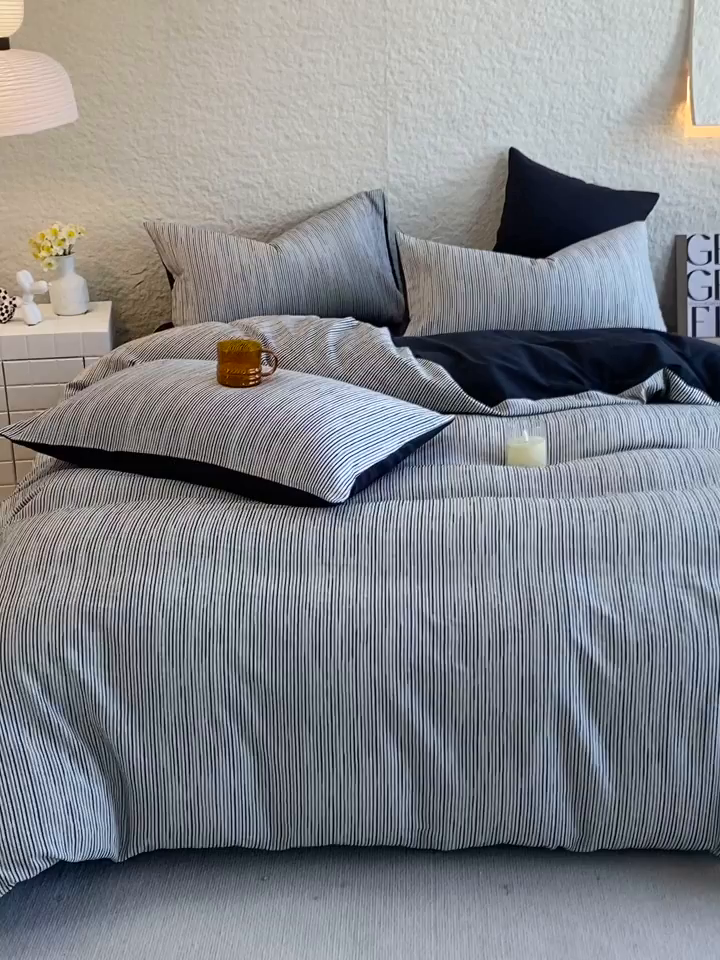 91家纺网 家纺一手货源 找家纺 琪格格纺织 2025新款纯棉华夫格极简宅寂风四件套 速写-提花黑条