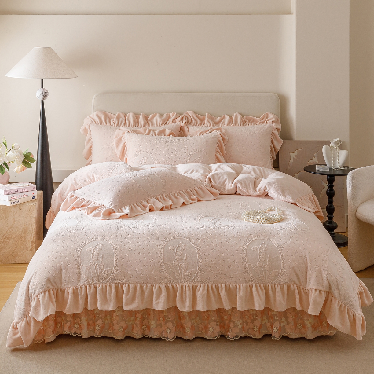 91家纺网 家纺一手货源 找家纺 （总）好儿喜家纺 2025新款雕花牛奶绒床裙款四件套-铃兰