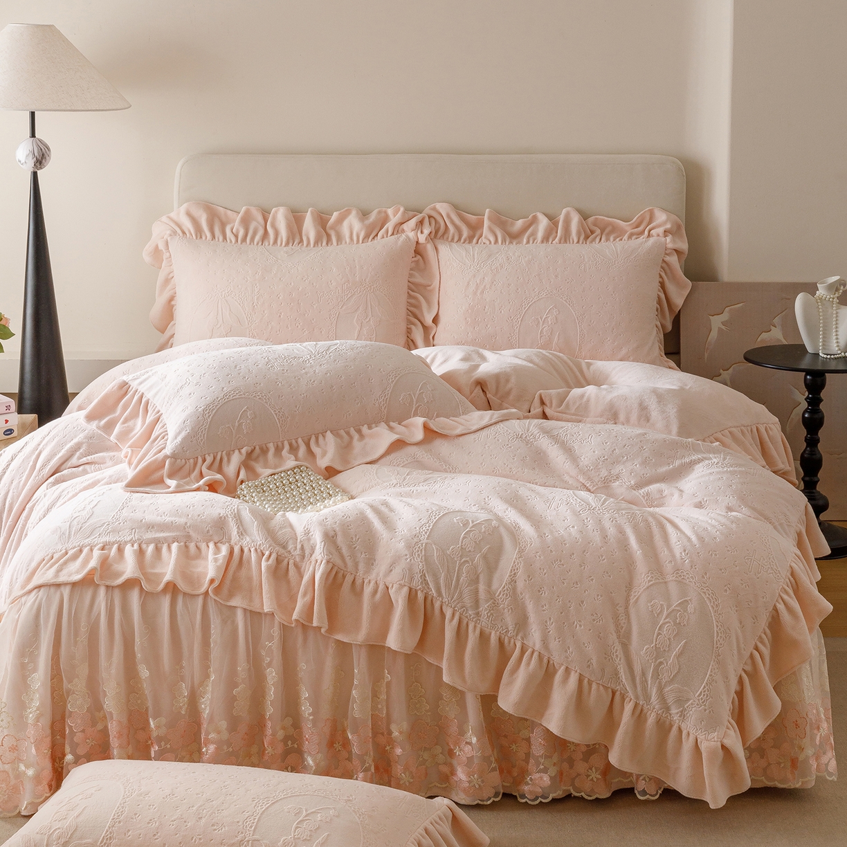 91家纺网 家纺一手货源 找家纺 （总）好儿喜家纺 2025新款雕花牛奶绒床裙款四件套-铃兰