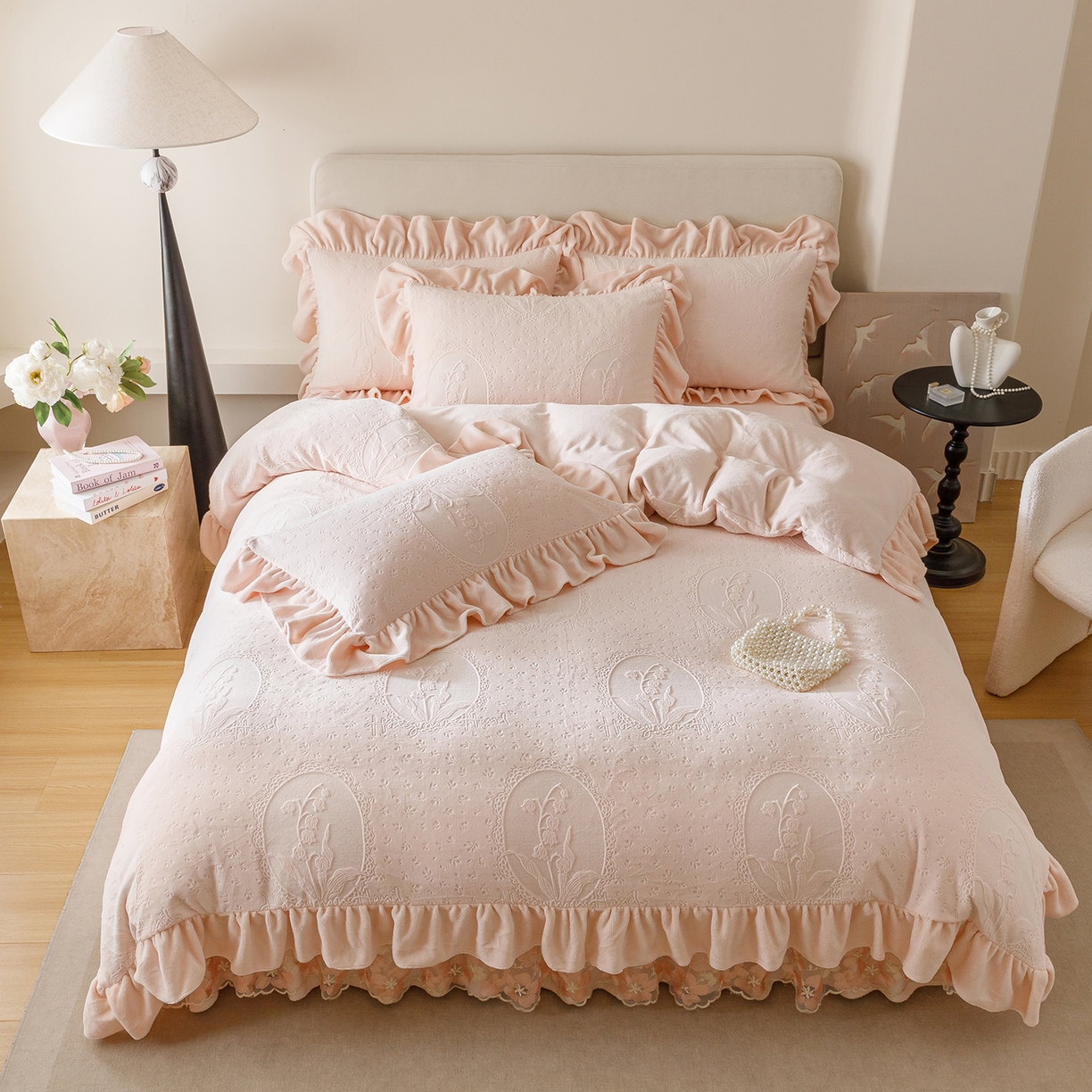 91家纺网 家纺一手货源 找家纺 （总）好儿喜家纺 2025新款雕花牛奶绒床裙款四件套-铃兰