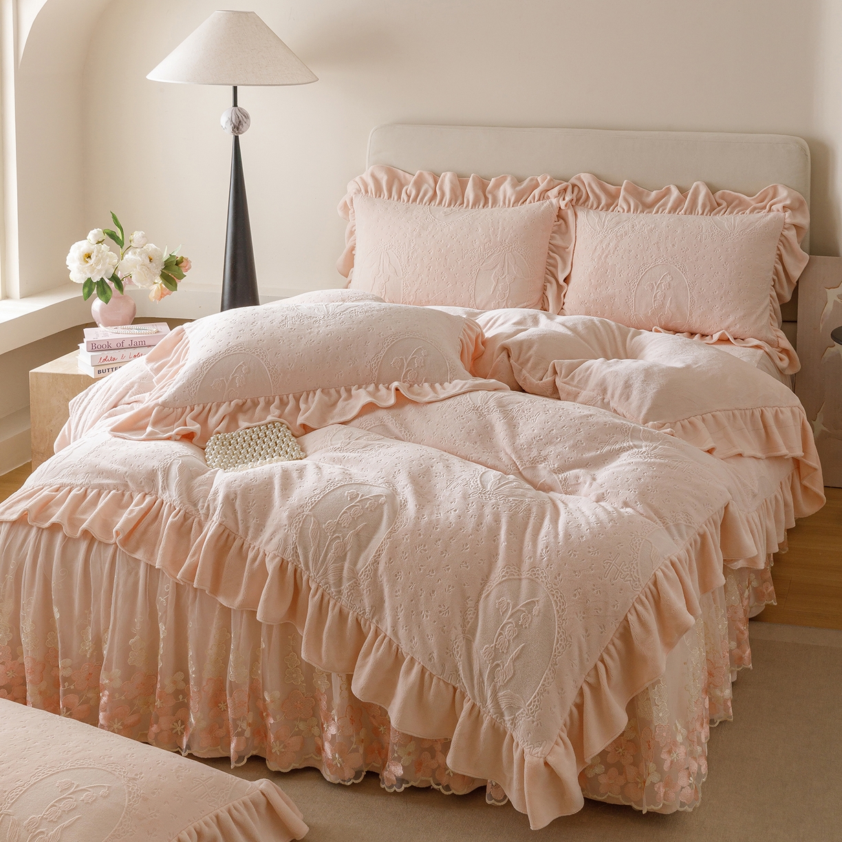 91家纺网 家纺一手货源 找家纺 （总）好儿喜家纺 2025新款雕花牛奶绒床裙款四件套-铃兰