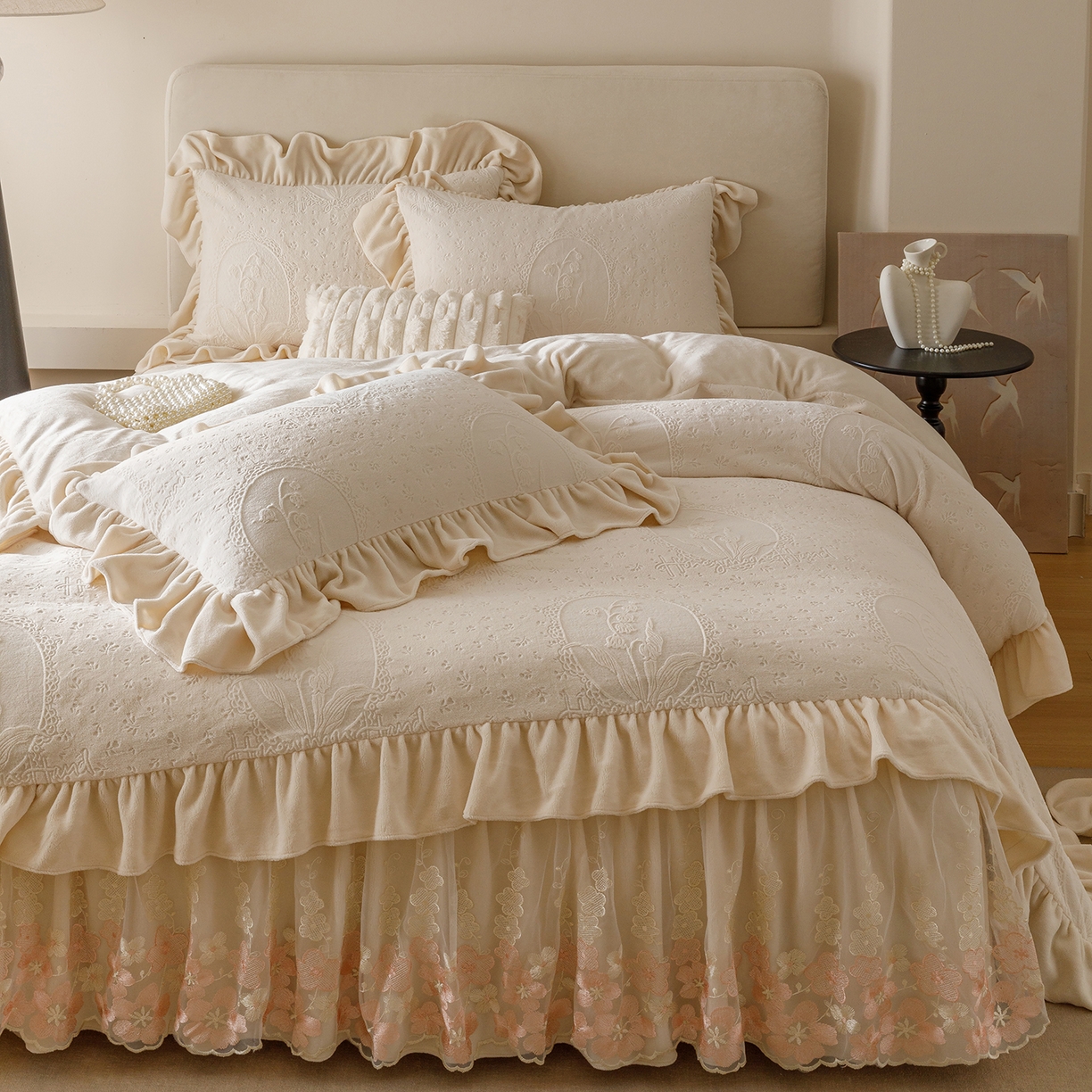 91家纺网 家纺一手货源 找家纺 （总）好儿喜家纺 2025新款雕花牛奶绒床裙款四件套-铃兰