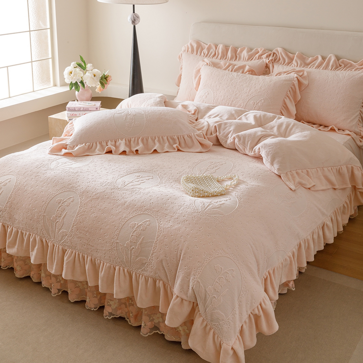 91家纺网 家纺一手货源 找家纺 （总）好儿喜家纺 2025新款雕花牛奶绒床裙款四件套-铃兰