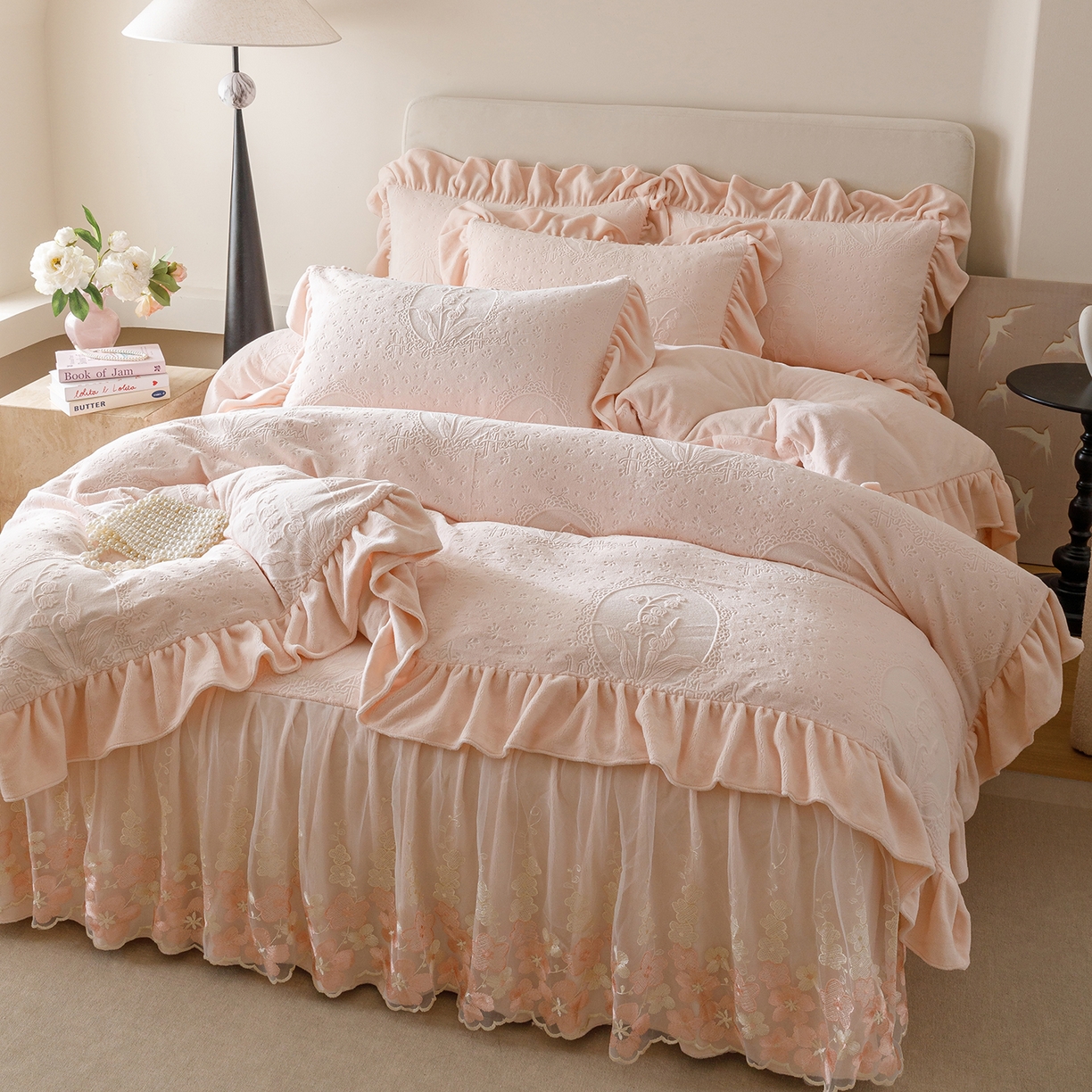 91家纺网 家纺一手货源 找家纺 （总）好儿喜家纺 2025新款雕花牛奶绒床裙款四件套-铃兰