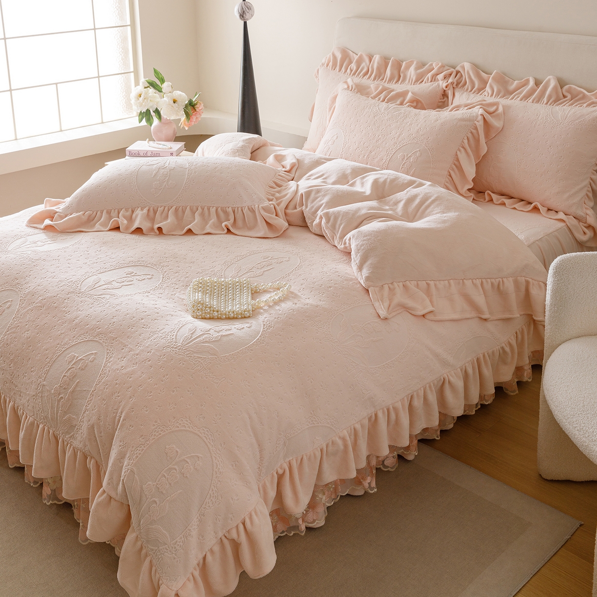 91家纺网 家纺一手货源 找家纺 （总）好儿喜家纺 2025新款雕花牛奶绒床裙款四件套-铃兰