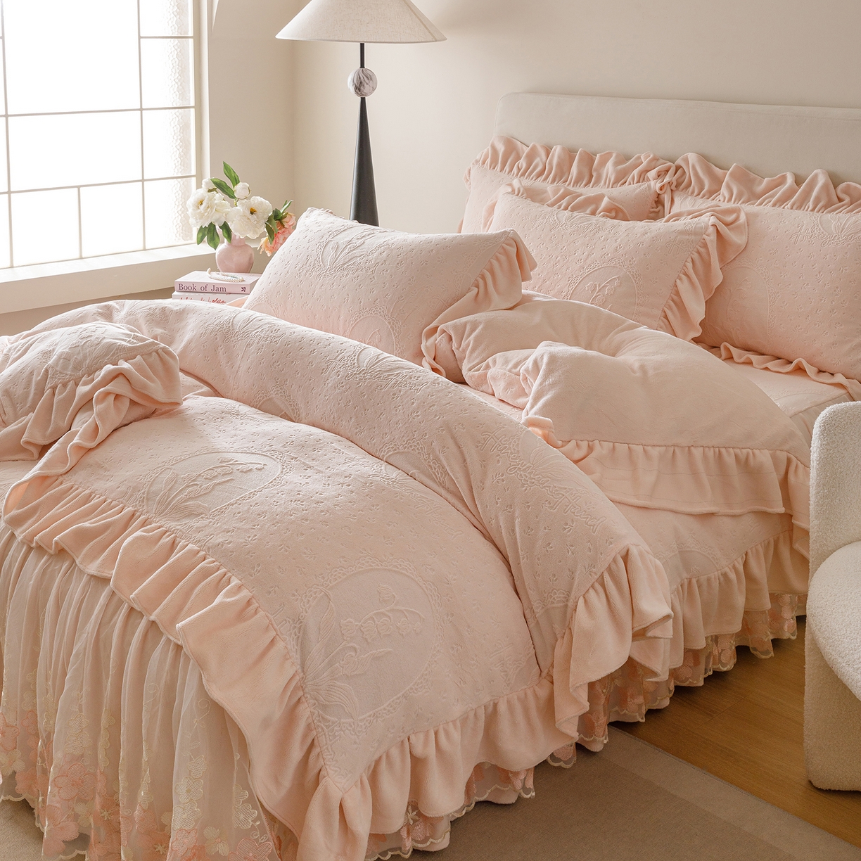 91家纺网 家纺一手货源 找家纺 （总）好儿喜家纺 2025新款雕花牛奶绒床裙款四件套-铃兰