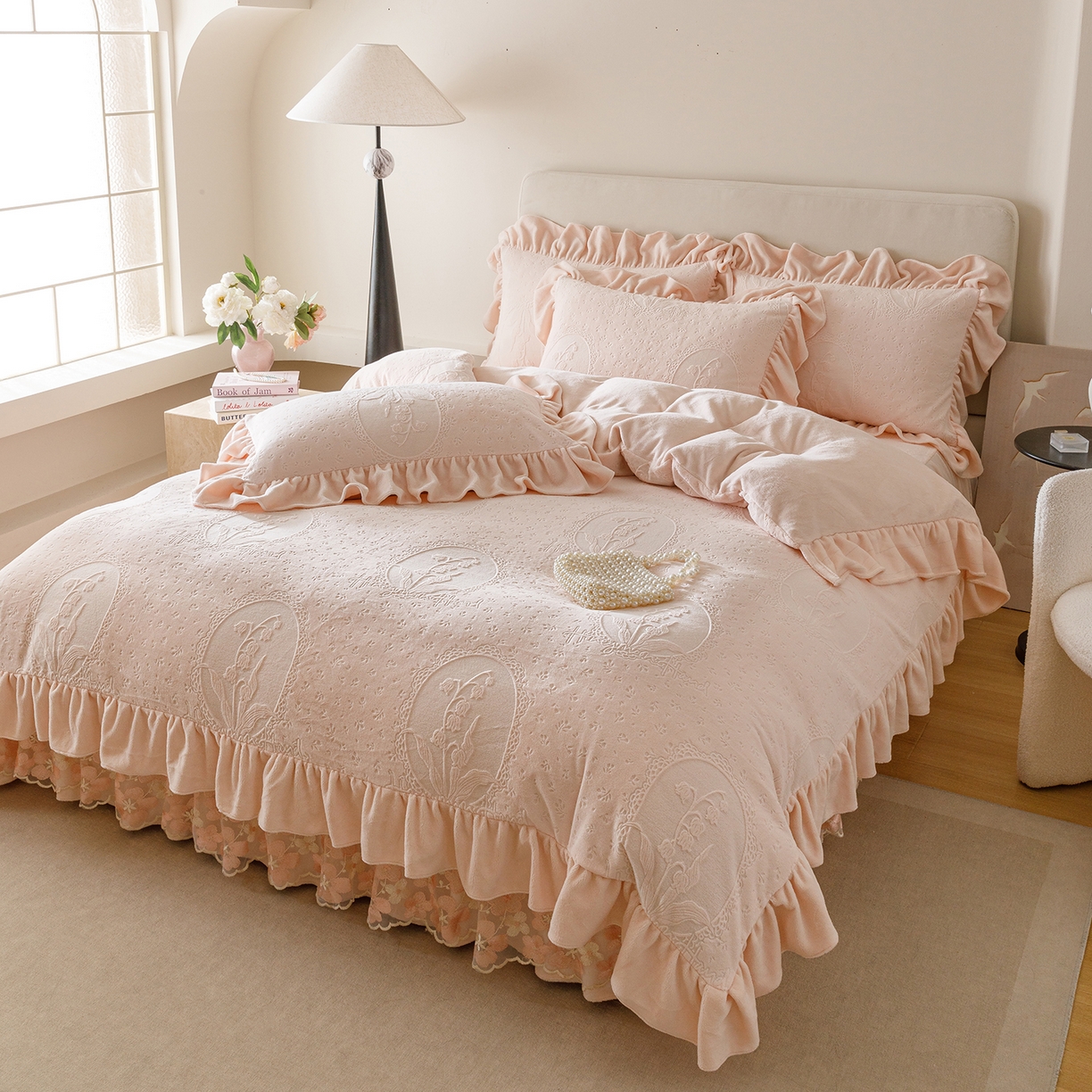 91家纺网 家纺一手货源 找家纺 （总）好儿喜家纺 2025新款雕花牛奶绒床裙款四件套-铃兰