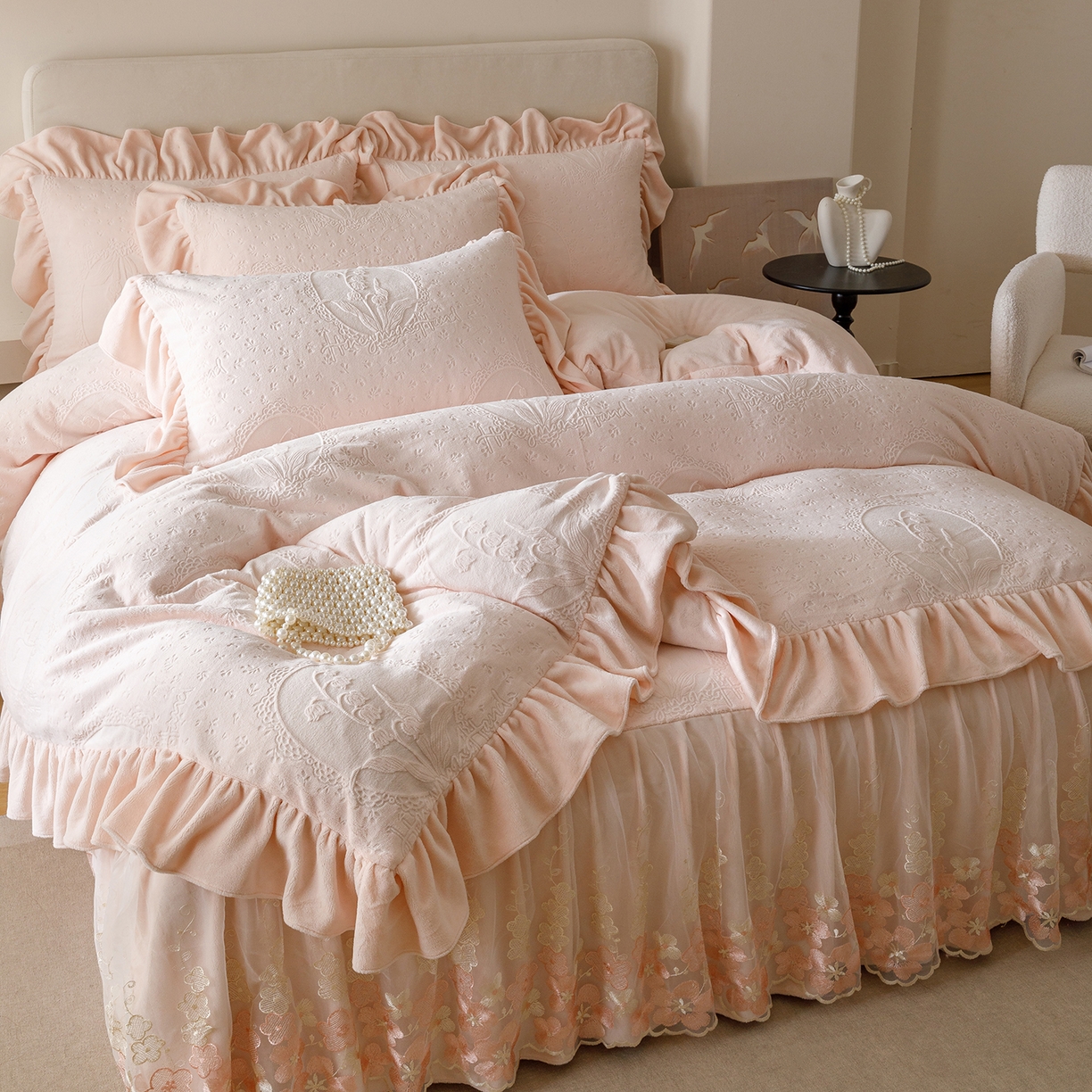 91家纺网 家纺一手货源 找家纺 （总）好儿喜家纺 2025新款雕花牛奶绒床裙款四件套-铃兰