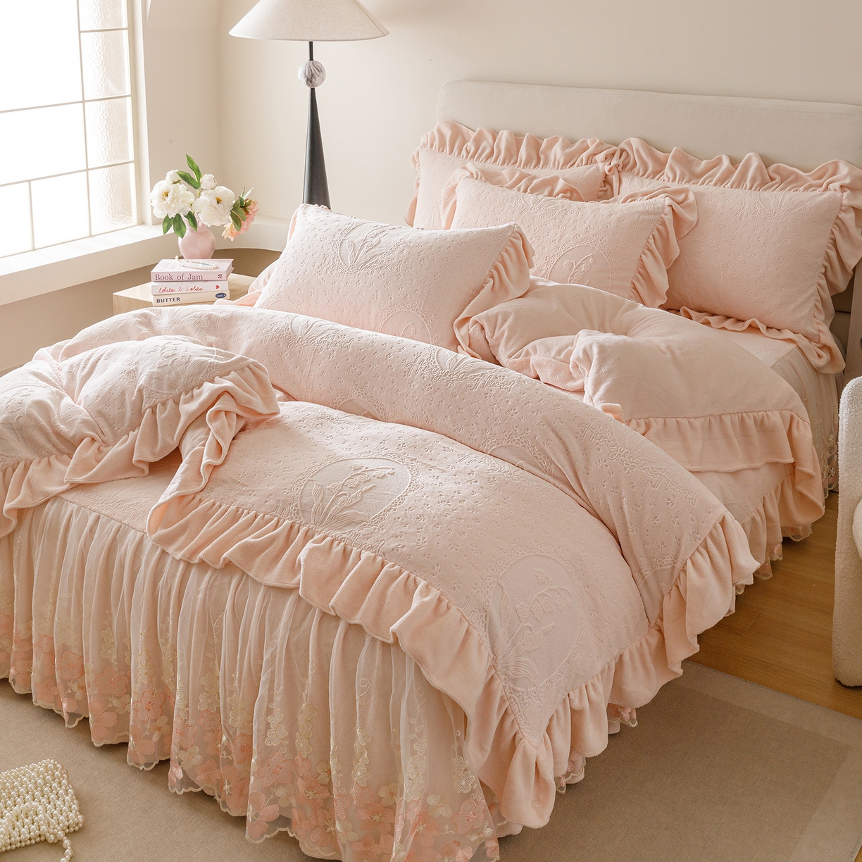 91家纺网 家纺一手货源 找家纺 （总）好儿喜家纺 2025新款雕花牛奶绒床裙款四件套-铃兰