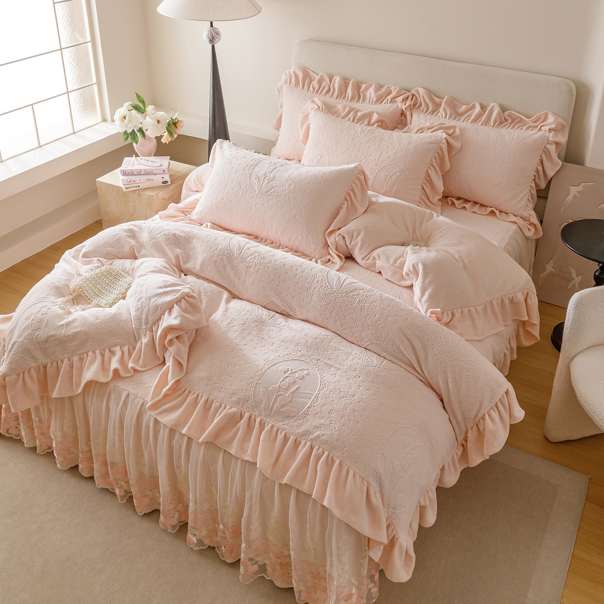 91家纺网 家纺一手货源 找家纺 （总）好儿喜家纺 2025新款雕花牛奶绒床裙款四件套-铃兰