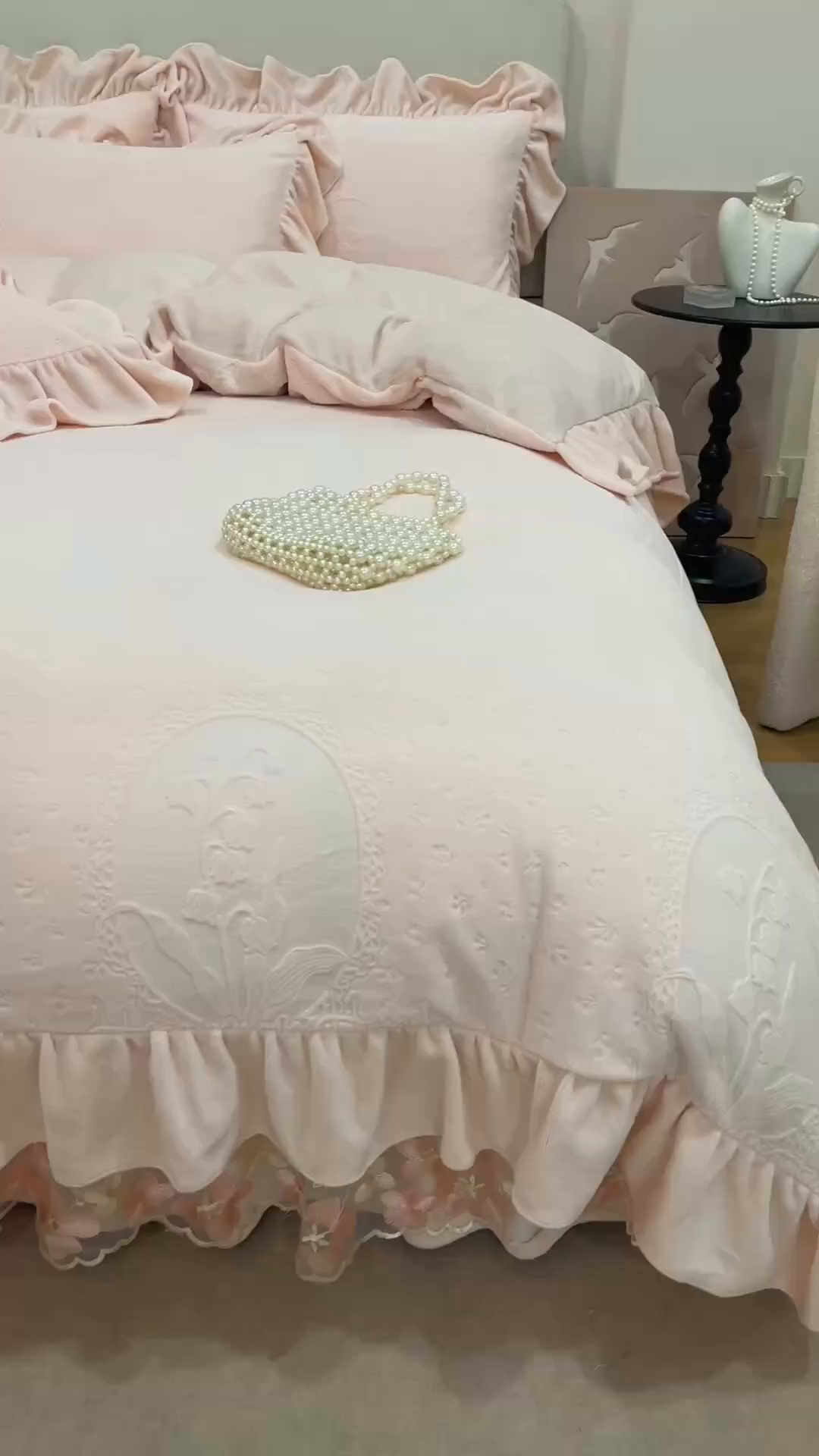 91家纺网 家纺一手货源 找家纺 （总）好儿喜家纺 2025新款雕花牛奶绒床裙款四件套-铃兰