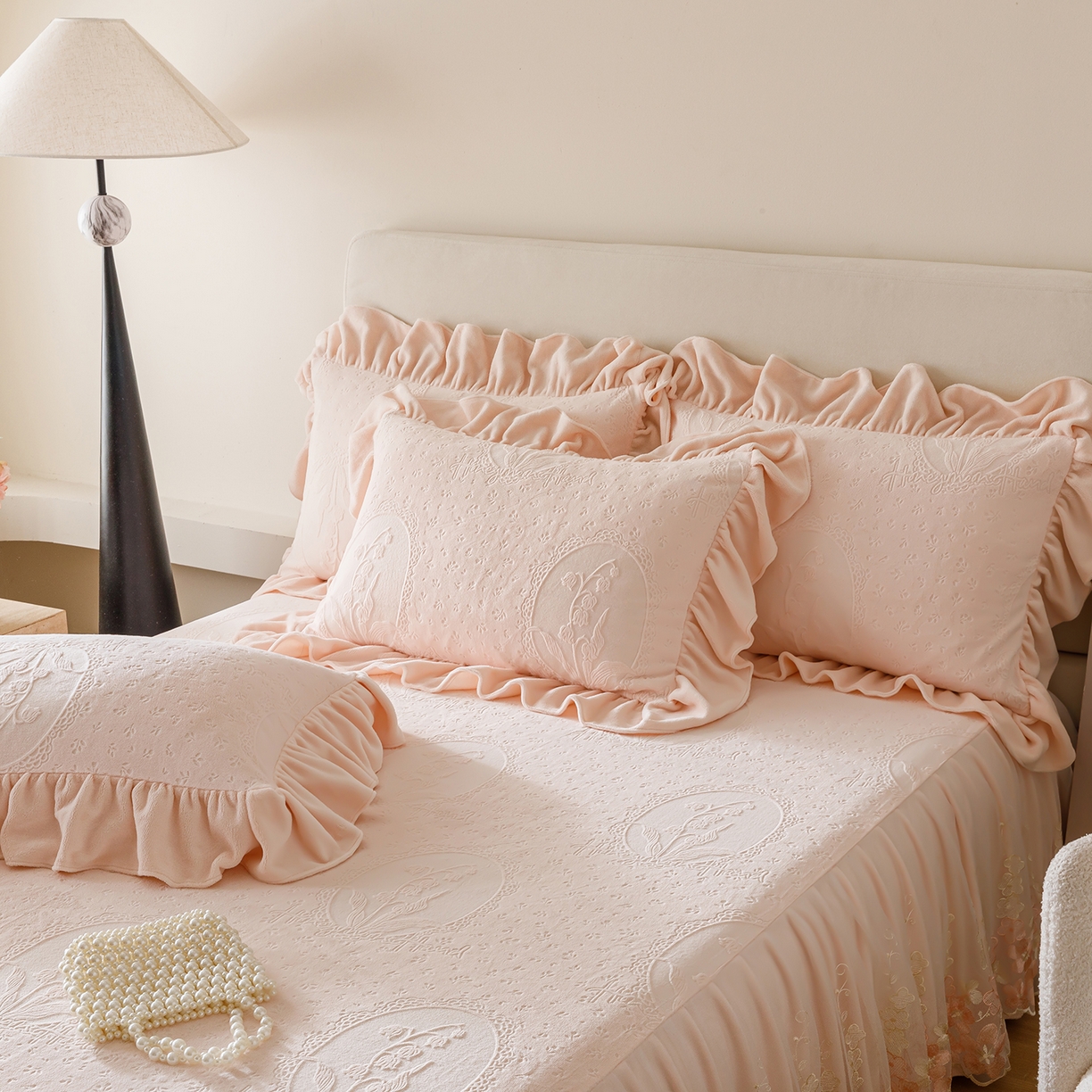 91家纺网 家纺一手货源 找家纺 （总）好儿喜家纺 2025新款雕花牛奶绒床裙款三件套-铃兰