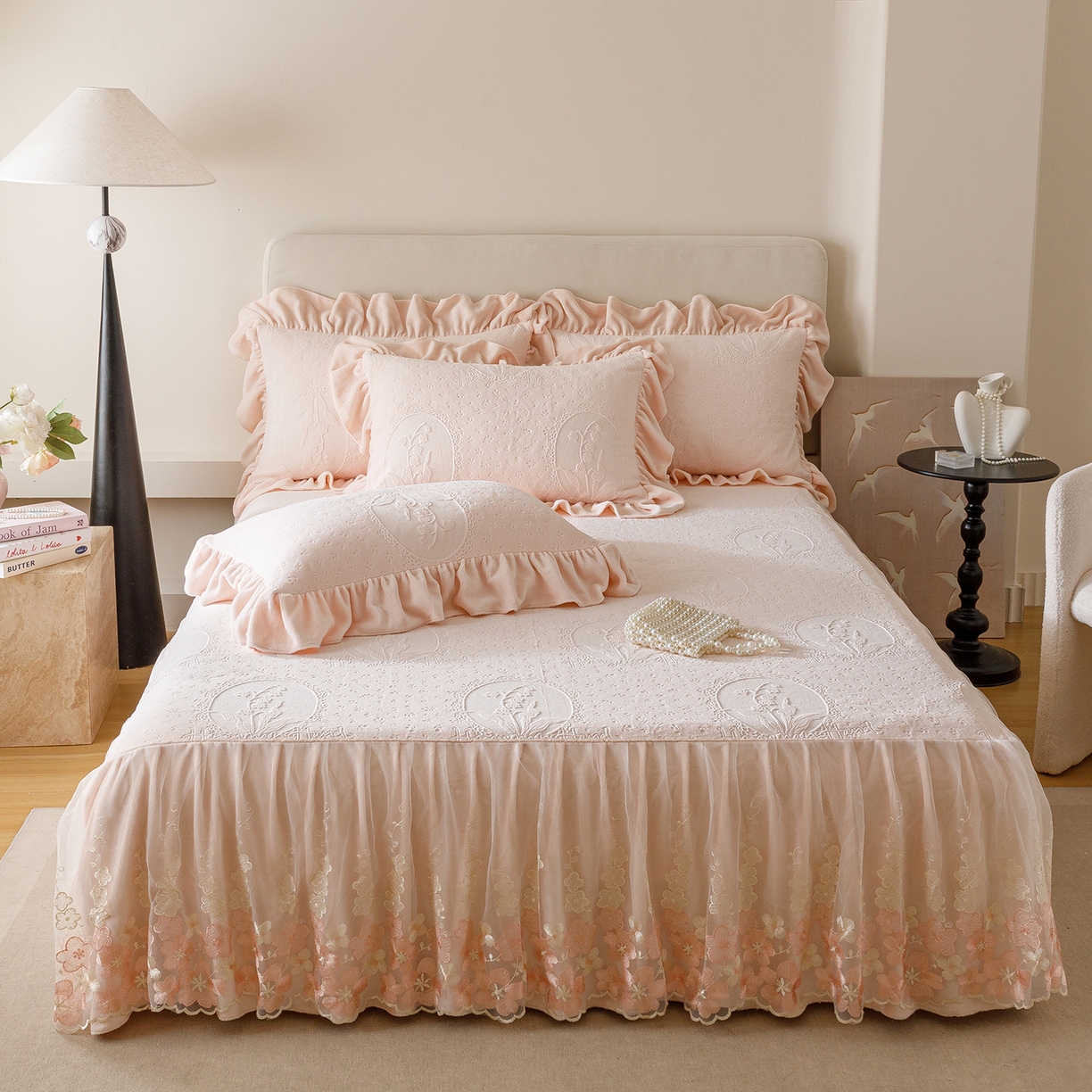 91家纺网 家纺一手货源 找家纺 （总）好儿喜家纺 2025新款雕花牛奶绒床裙款三件套-铃兰