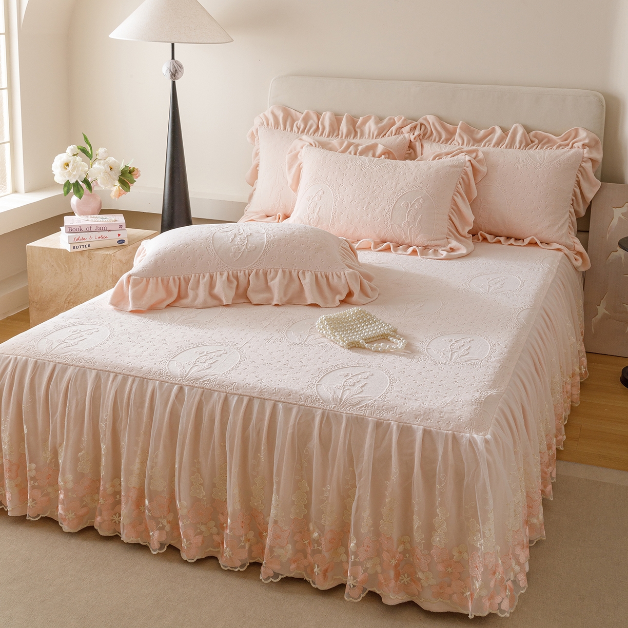 91家纺网 家纺一手货源 找家纺 （总）好儿喜家纺 2025新款雕花牛奶绒床裙款三件套-铃兰