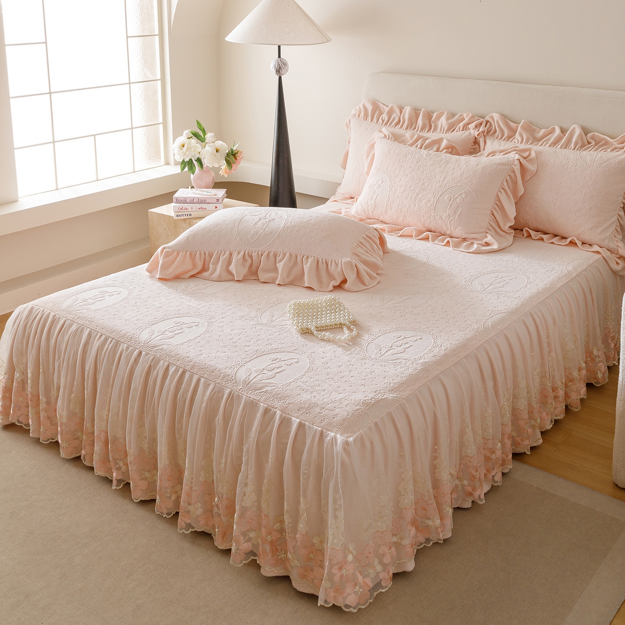 91家纺网 家纺一手货源 找家纺 （总）好儿喜家纺 2025新款雕花牛奶绒床裙款三件套-铃兰