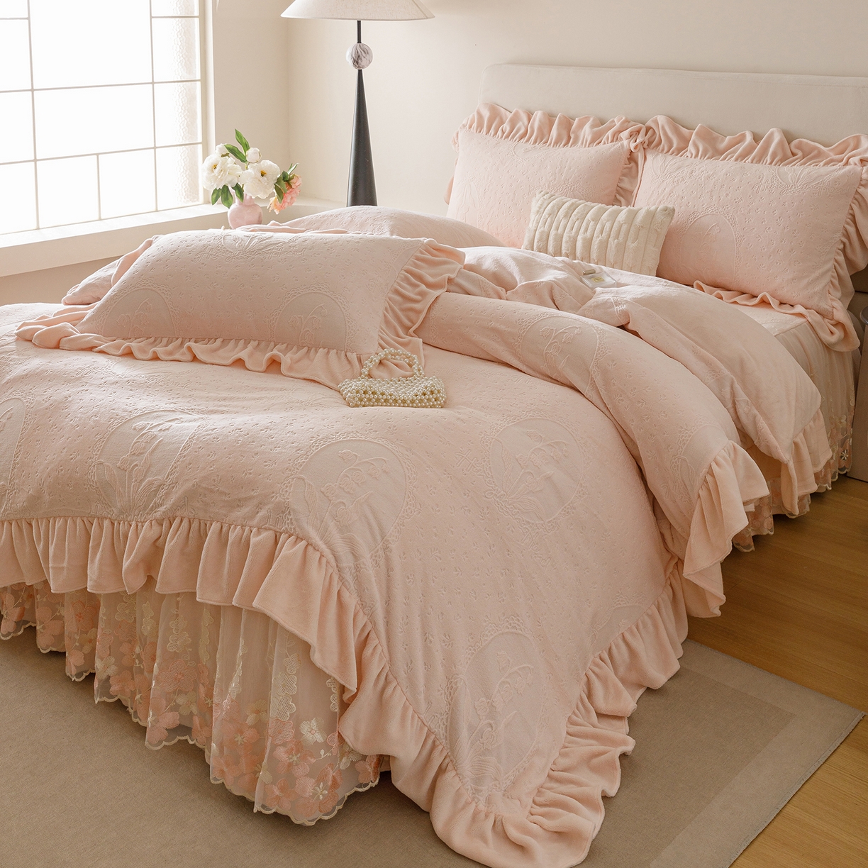 91家纺网 家纺一手货源 找家纺 （总）好儿喜家纺 2025新款雕花牛奶绒床裙款三件套-铃兰