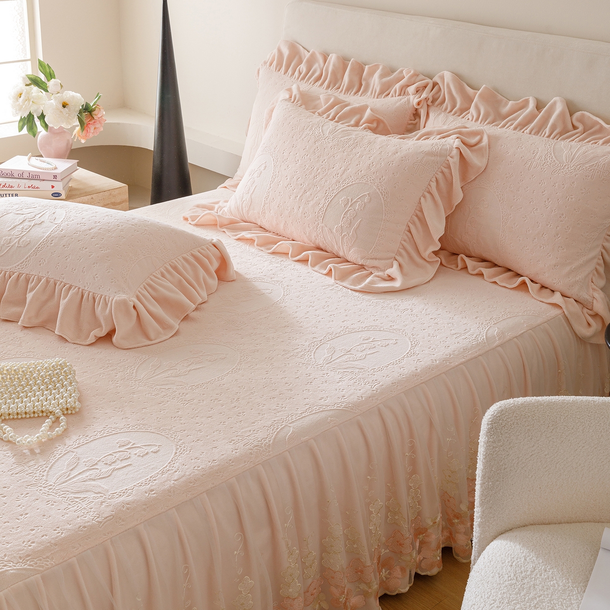 91家纺网 家纺一手货源 找家纺 （总）好儿喜家纺 2025新款雕花牛奶绒床裙款三件套-铃兰