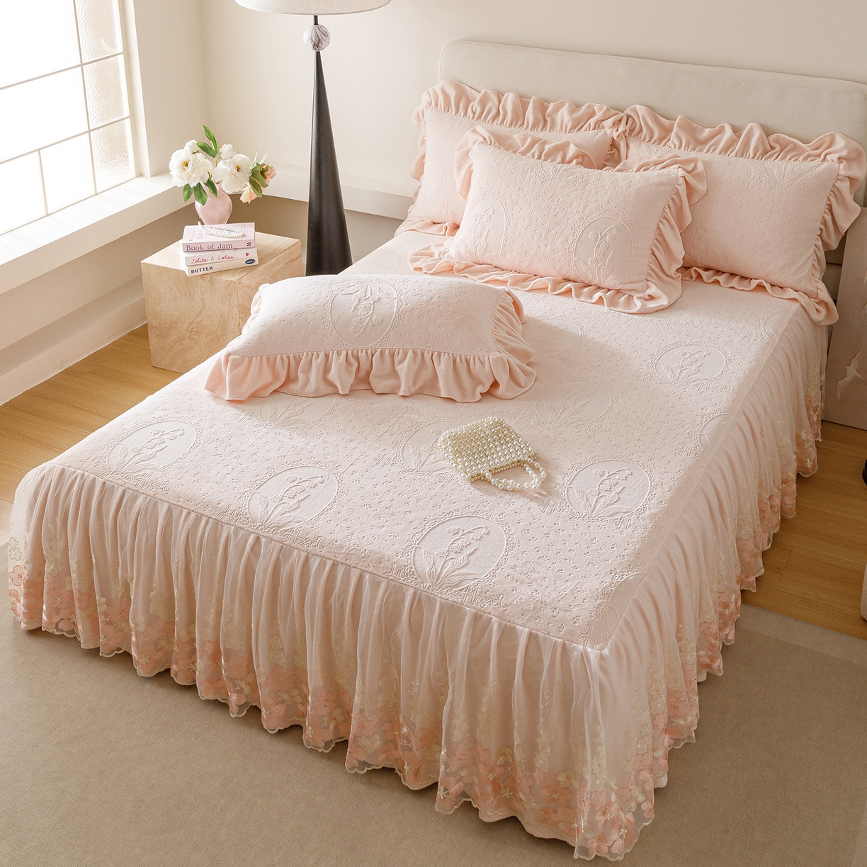 91家纺网 家纺一手货源 找家纺 （总）好儿喜家纺 2025新款雕花牛奶绒床裙款三件套-铃兰