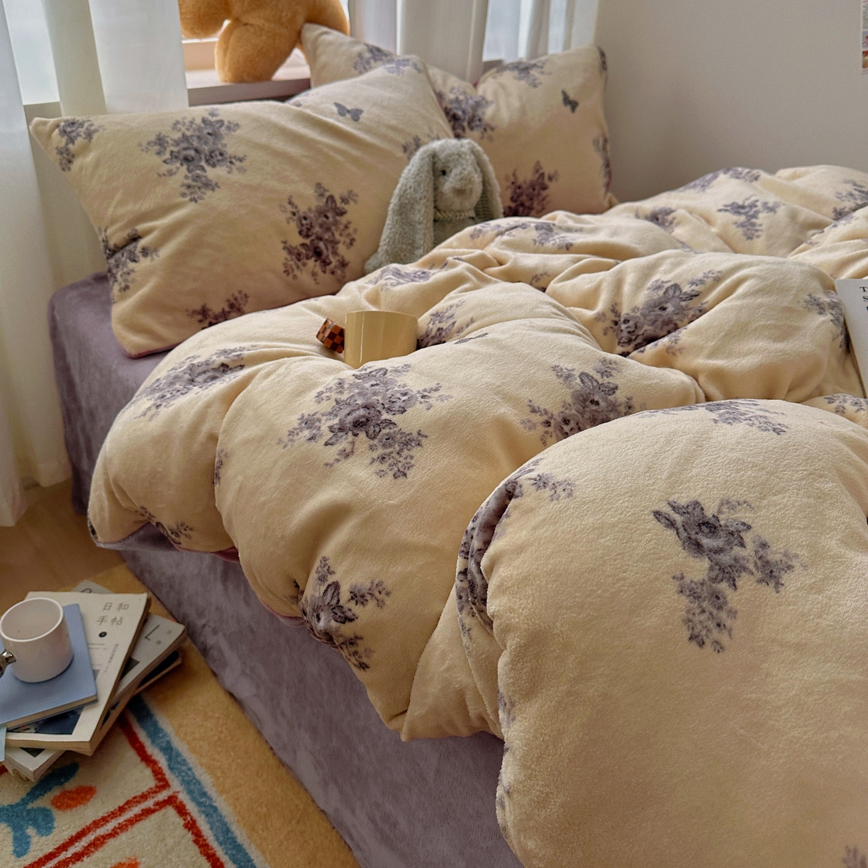 91家纺网 家纺一手货源 找家纺 小叮当家纺仓储工厂店 买家秀 爆款花型2025新款200克牛奶绒小清新卡通复古风四件套 墨染