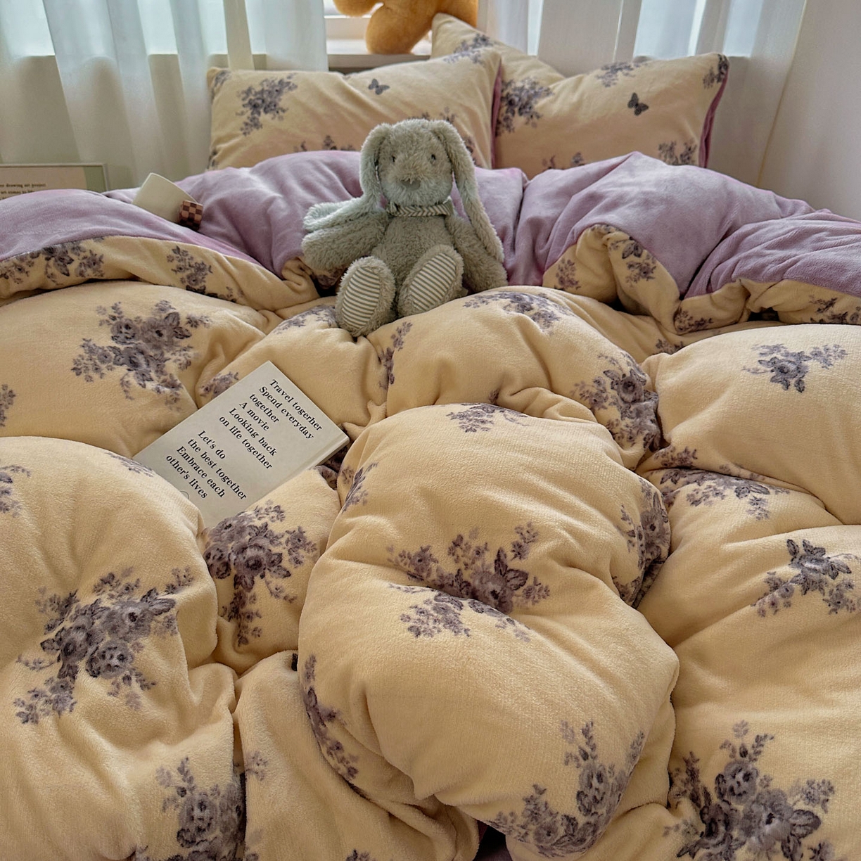 91家纺网 家纺一手货源 找家纺 小叮当家纺仓储工厂店 买家秀 爆款花型2025新款200克牛奶绒小清新卡通复古风四件套 墨染