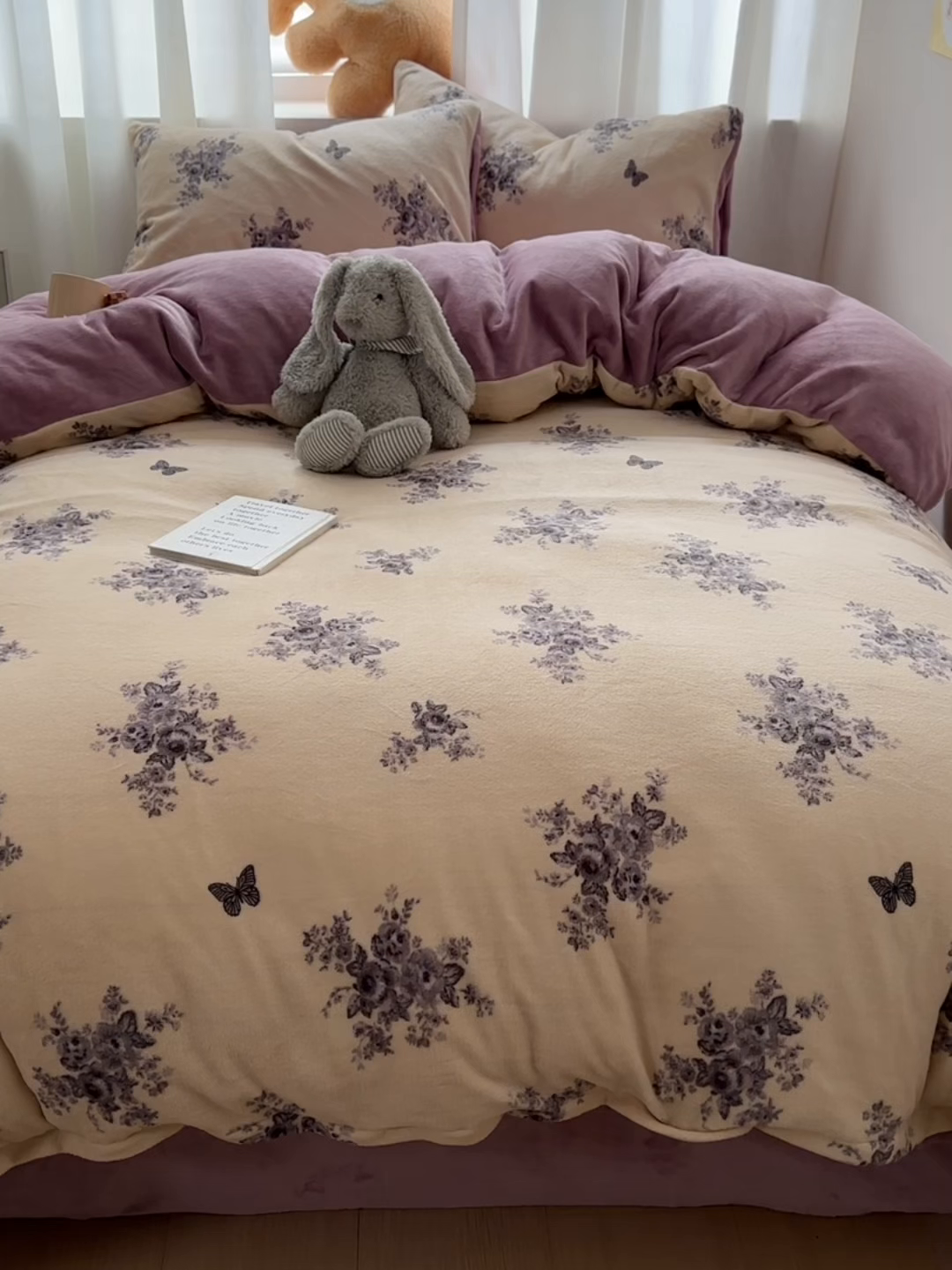 91家纺网 家纺一手货源 找家纺 小叮当家纺仓储工厂店 买家秀 爆款花型2025新款200克牛奶绒小清新卡通复古风四件套 墨染