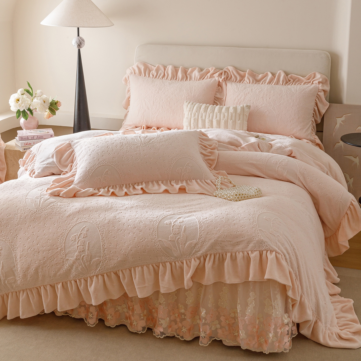 91家纺网 家纺一手货源 找家纺 （总）好儿喜家纺 2025新款雕花牛奶绒床裙款三件套-铃兰