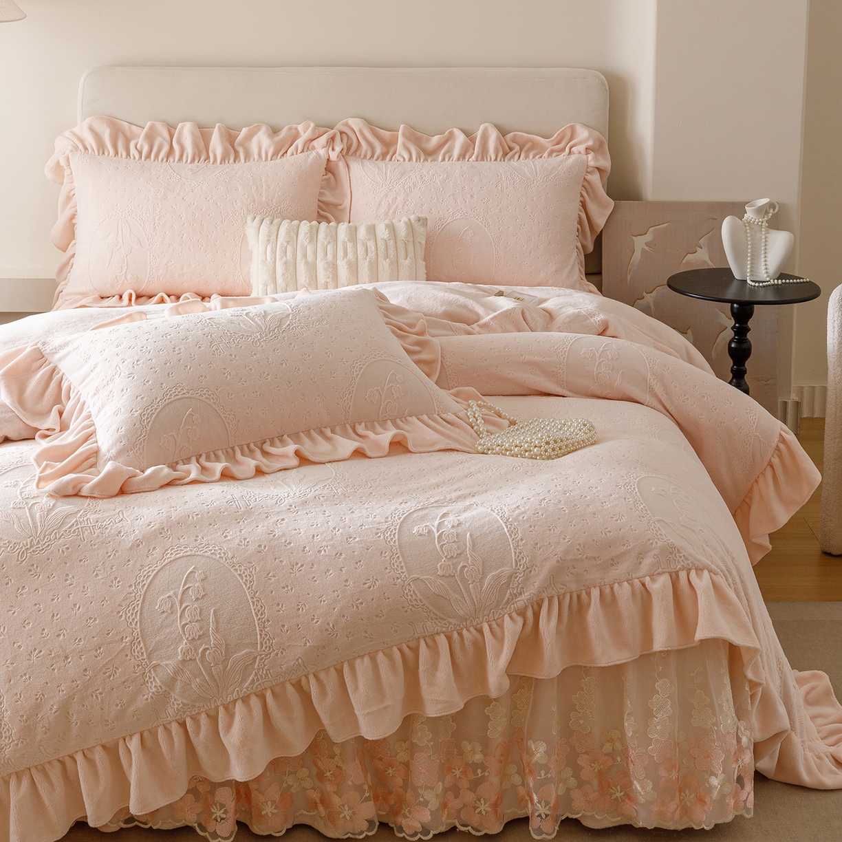 91家纺网 家纺一手货源 找家纺 （总）好儿喜家纺 2025新款雕花牛奶绒床裙款三件套-铃兰