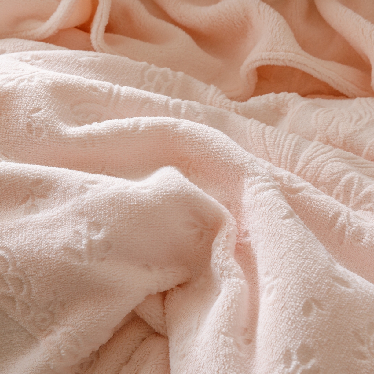 91家纺网 家纺一手货源 找家纺 （总）好儿喜家纺 2025新款雕花牛奶绒床裙款三件套-铃兰