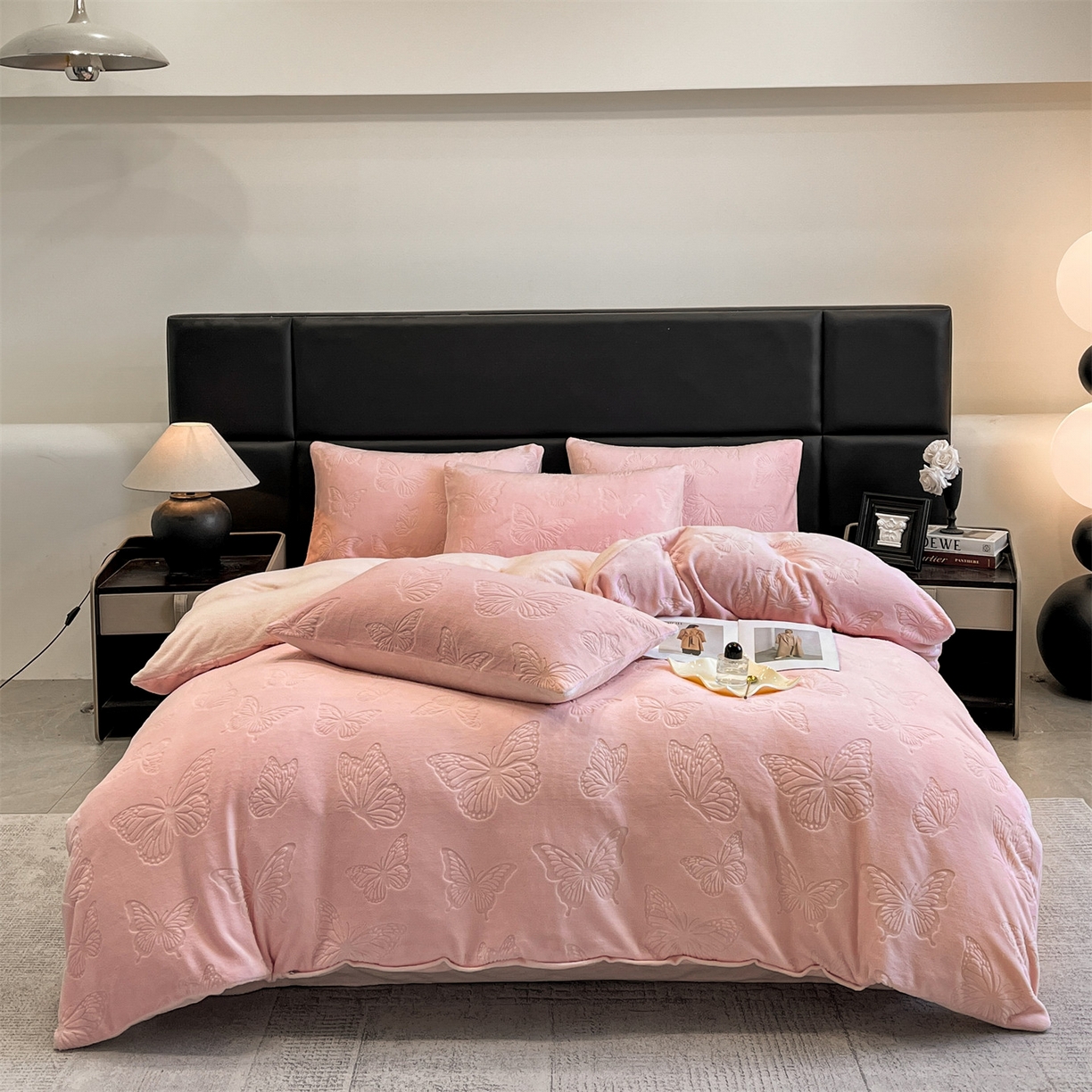 91家纺网 家纺一手货源 找家纺 星座家纺 2025新款牛奶绒雕花四件套 蝴蝶翩翩-粉