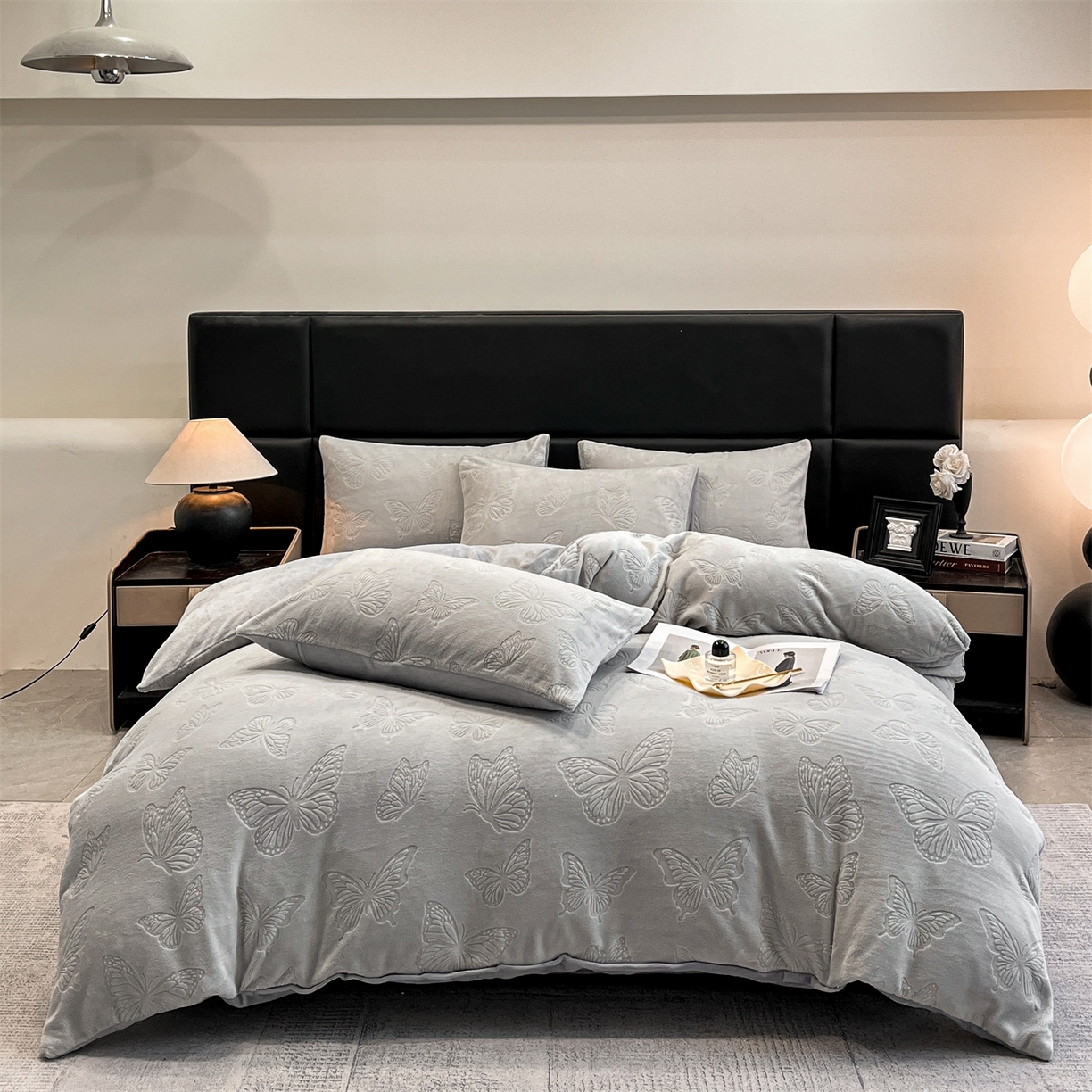 91家纺网 家纺一手货源 找家纺 星座家纺 2025新款牛奶绒雕花四件套 蝴蝶翩翩-灰