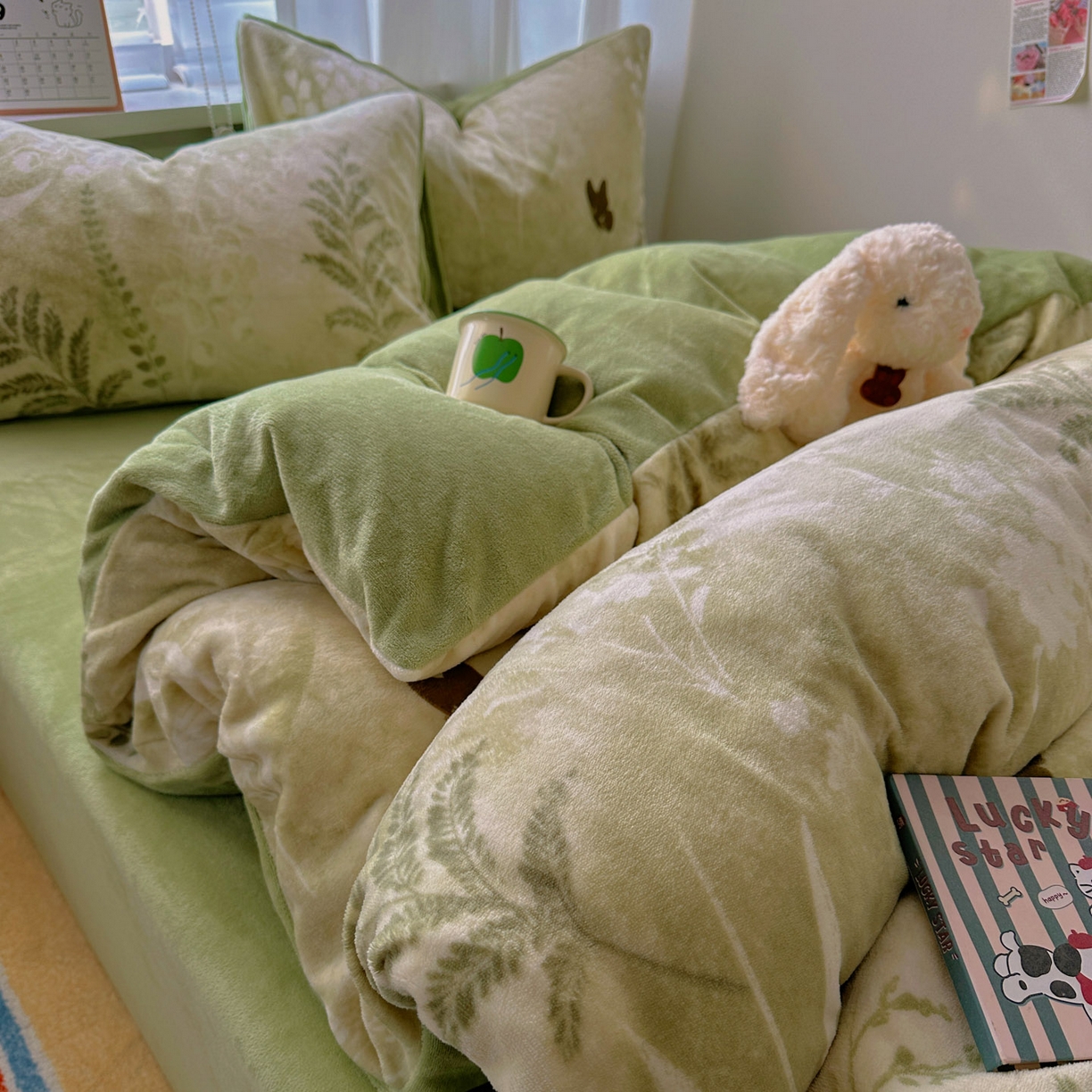 91家纺网 家纺一手货源 找家纺 小叮当家纺仓储工厂店 买家秀 爆款花型2025新款200克牛奶绒小清新卡通复古风四件套 沐晨-绿