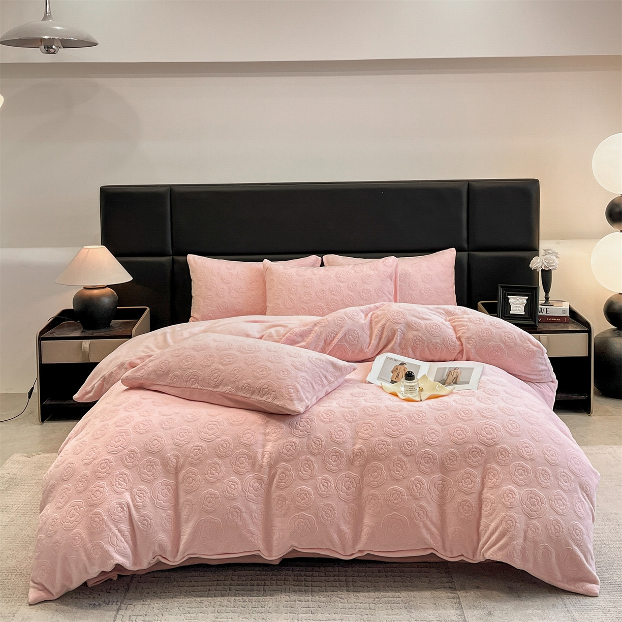 91家纺网 家纺一手货源 找家纺 星座家纺 2025新款牛奶绒雕花四件套 山茶花-粉