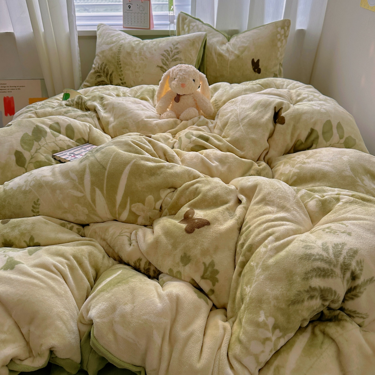 91家纺网 家纺一手货源 找家纺 小叮当家纺仓储工厂店 买家秀 爆款花型2025新款200克牛奶绒小清新卡通复古风四件套 沐晨-绿