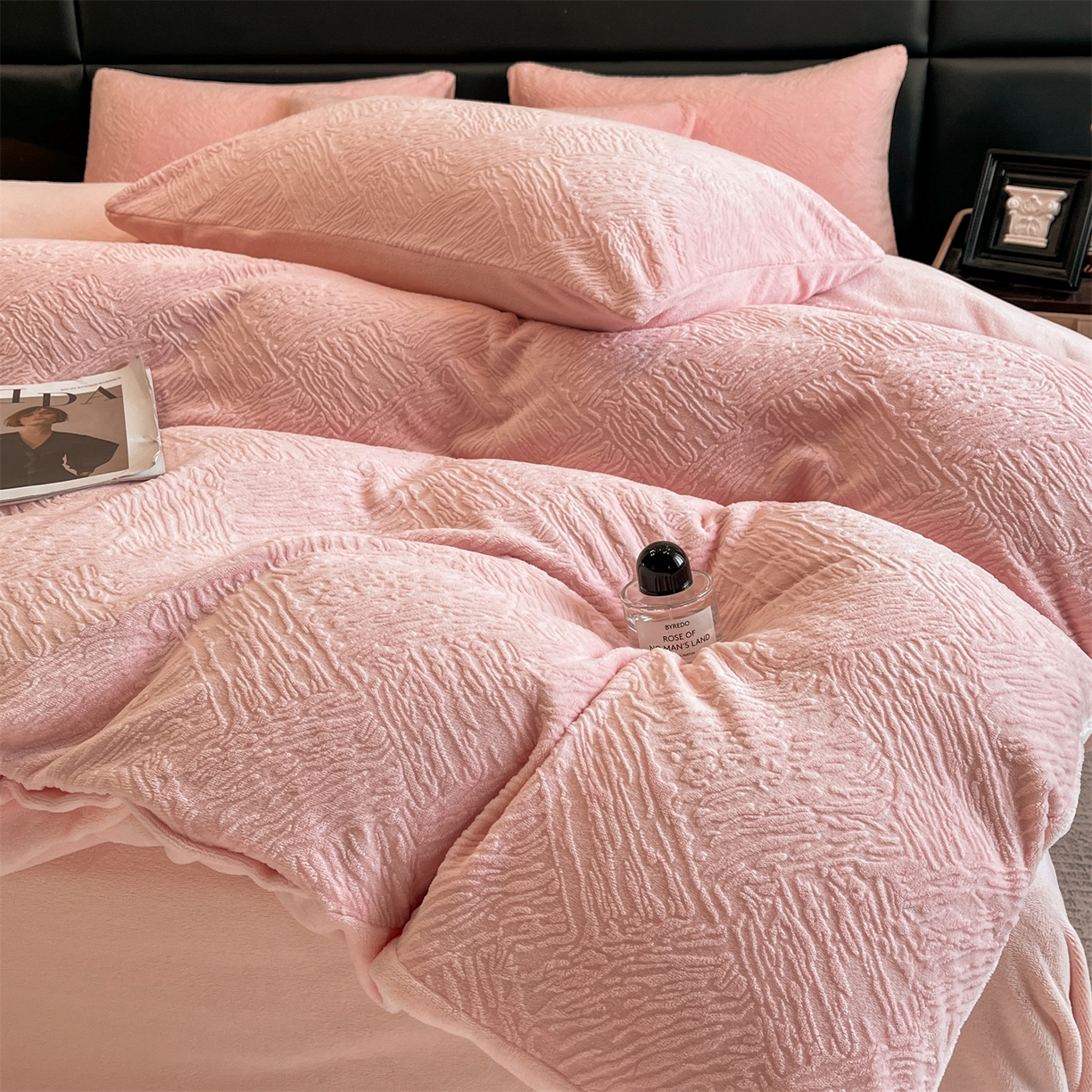 91家纺网 家纺一手货源 找家纺 星座家纺 2025新款牛奶绒雕花四件套 格调-粉