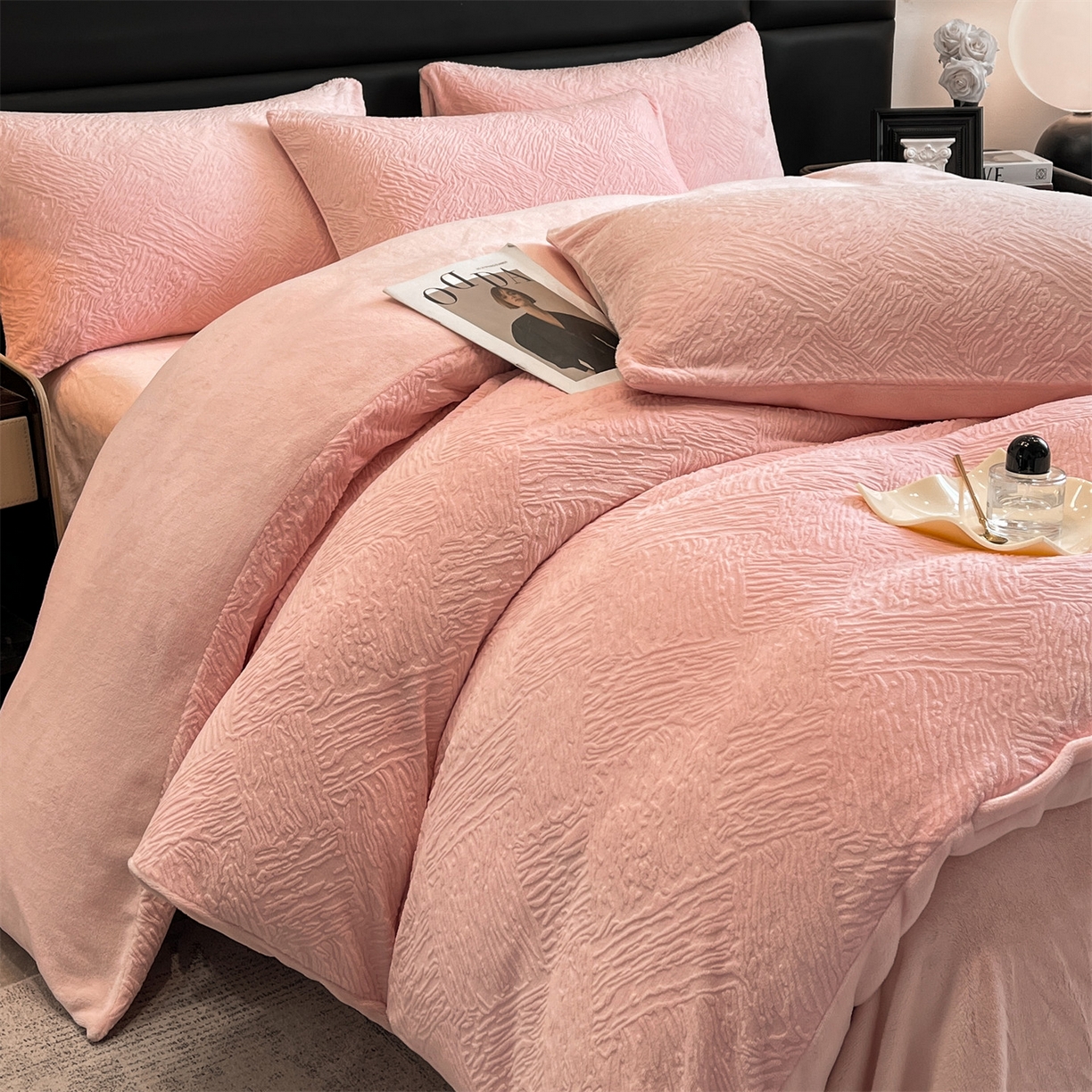 91家纺网 家纺一手货源 找家纺 星座家纺 2025新款牛奶绒雕花四件套 格调-粉