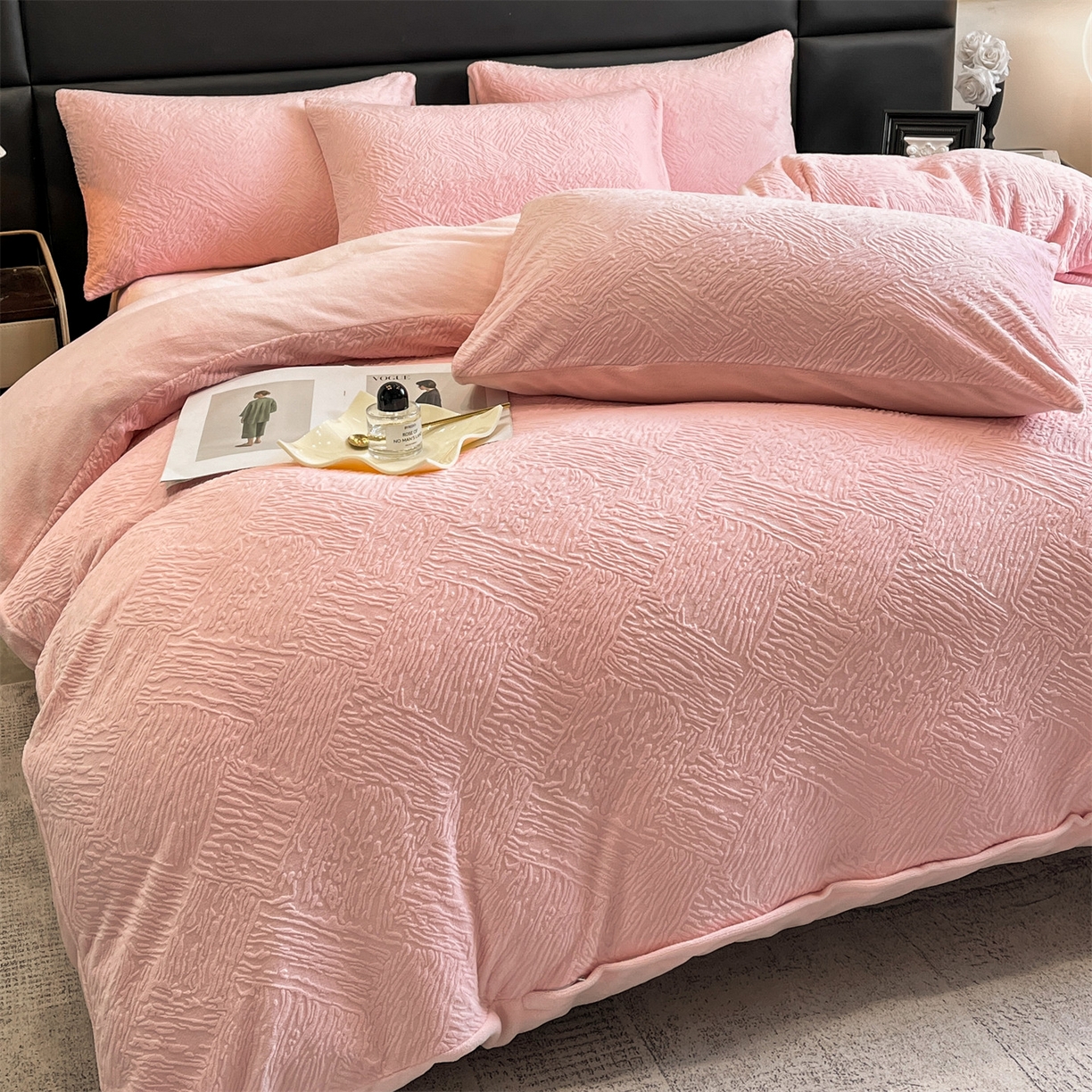 91家纺网 家纺一手货源 找家纺 星座家纺 2025新款牛奶绒雕花四件套 格调-粉