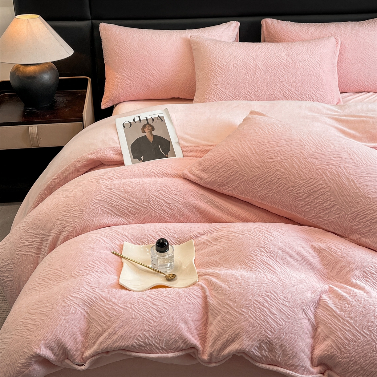 91家纺网 家纺一手货源 找家纺 星座家纺 2025新款牛奶绒雕花四件套 格调-粉