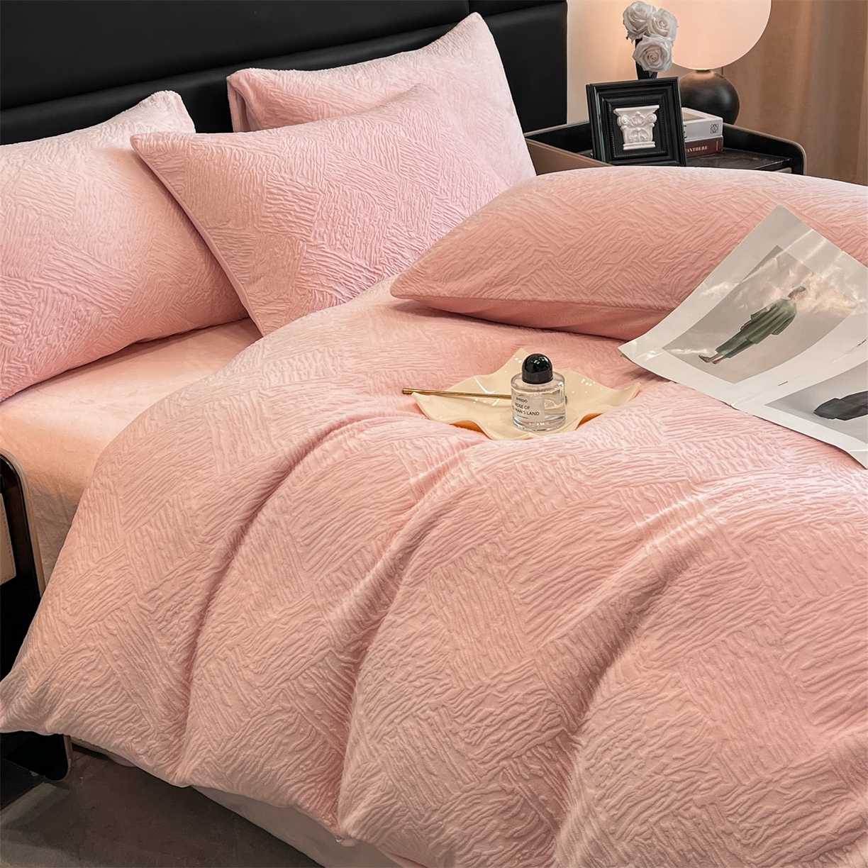 91家纺网 家纺一手货源 找家纺 星座家纺 2025新款牛奶绒雕花四件套 格调-粉