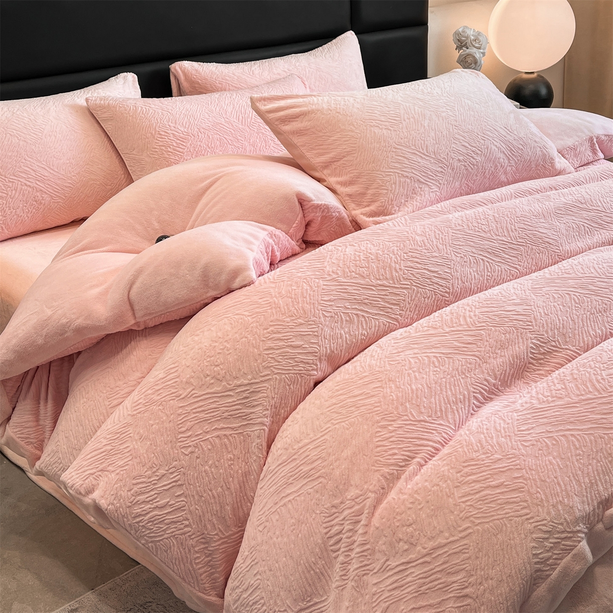 91家纺网 家纺一手货源 找家纺 星座家纺 2025新款牛奶绒雕花四件套 格调-粉