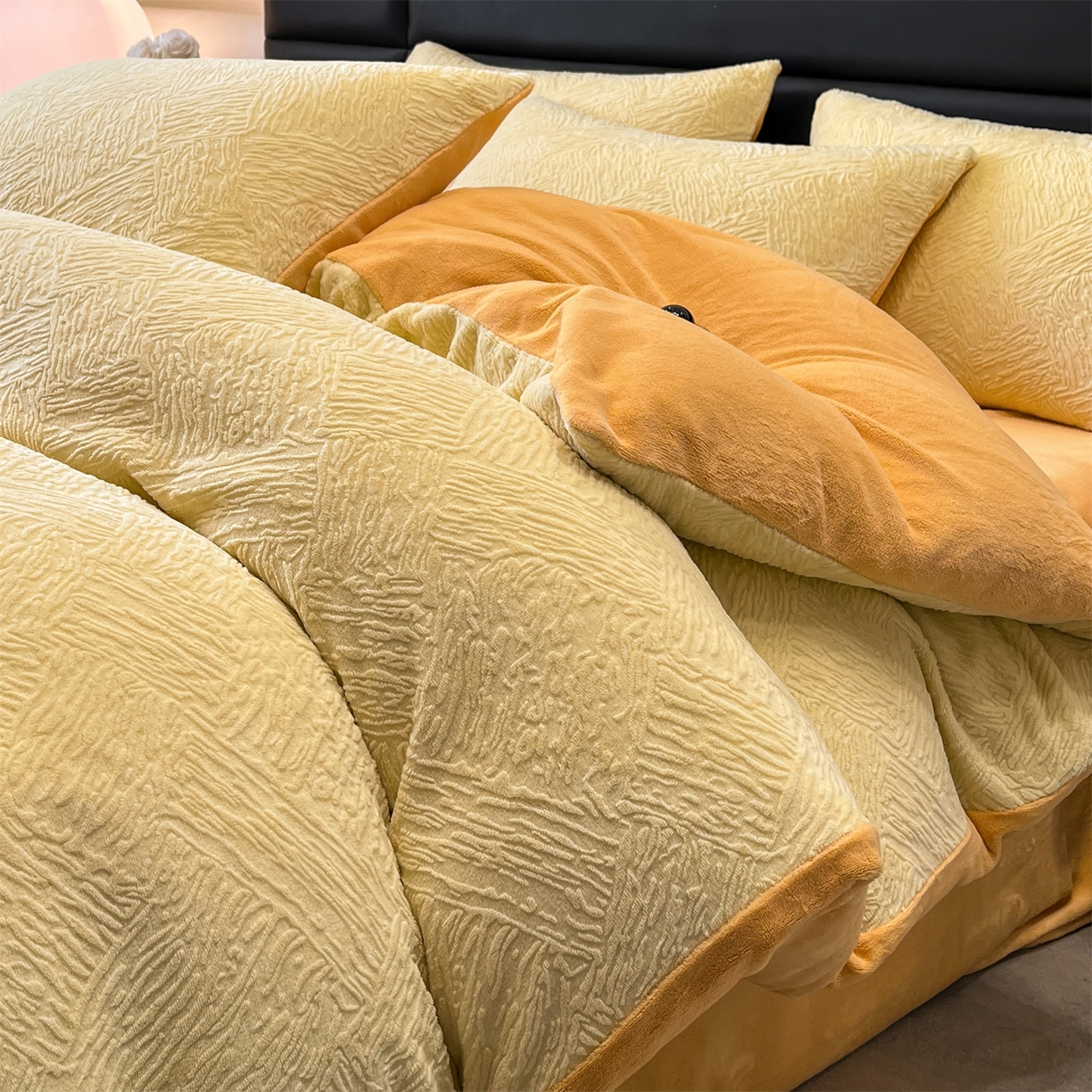 91家纺网 家纺一手货源 找家纺 星座家纺 2025新款牛奶绒雕花四件套 格调-黄