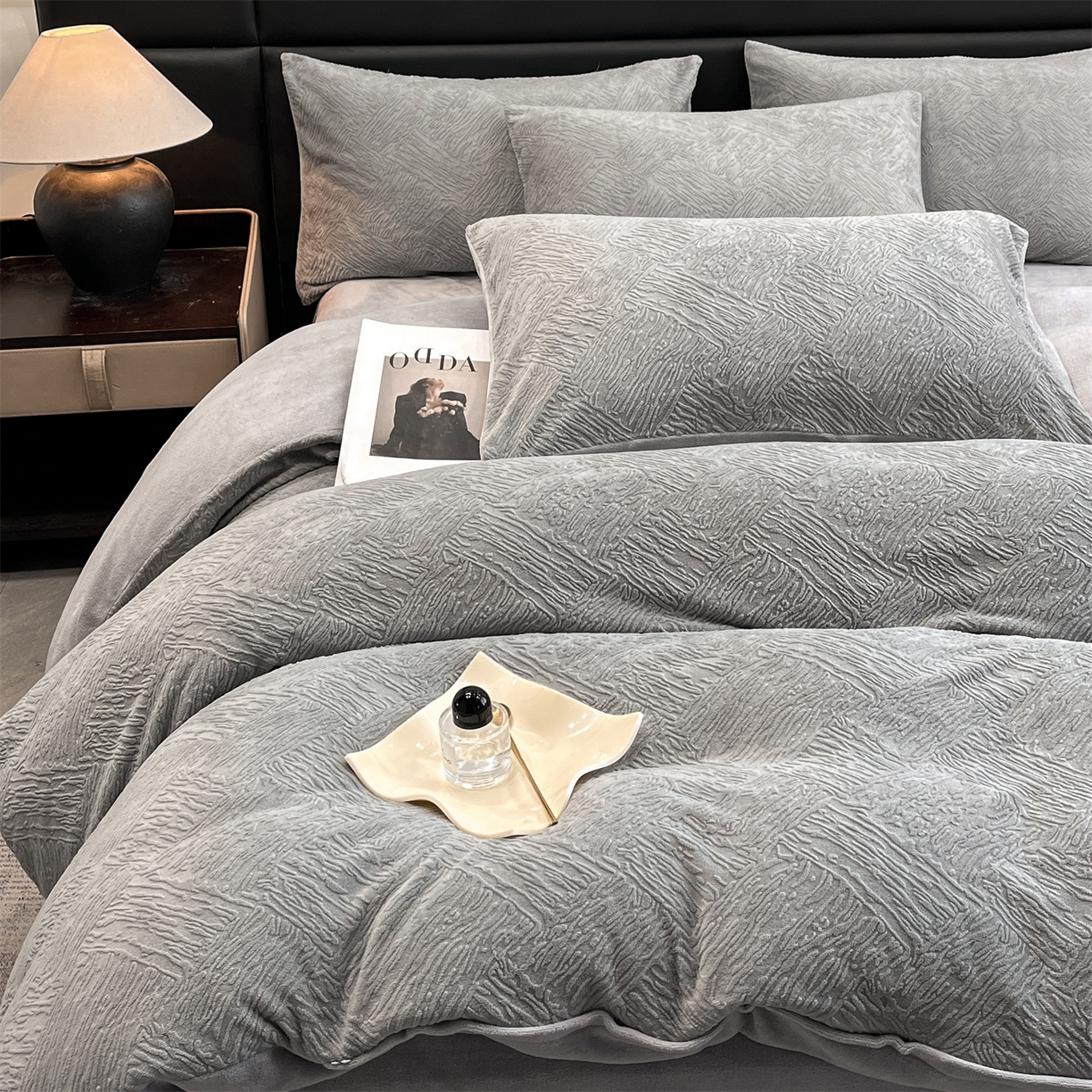 91家纺网 家纺一手货源 找家纺 星座家纺 2025新款牛奶绒雕花四件套 格调-灰