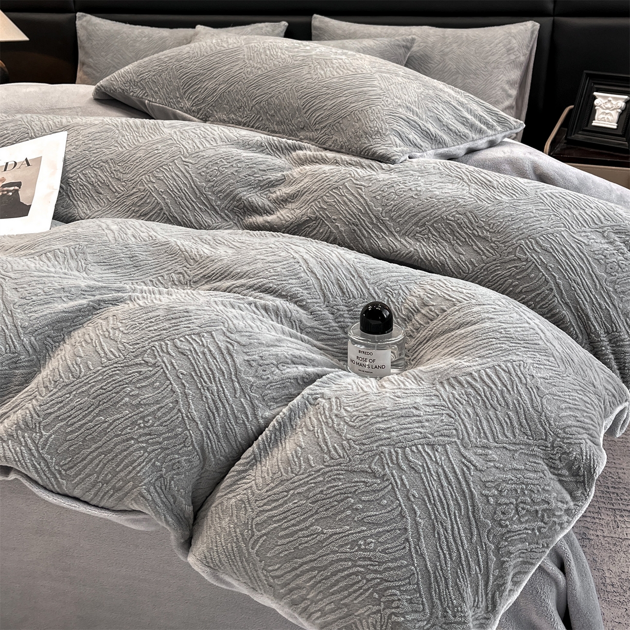 91家纺网 家纺一手货源 找家纺 星座家纺 2025新款牛奶绒雕花四件套 格调-灰