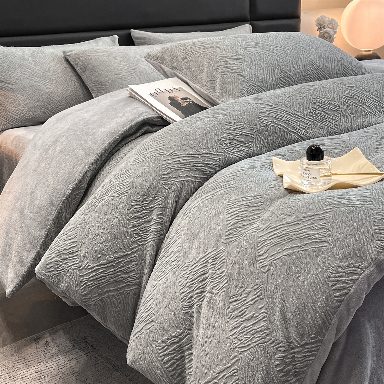 91家纺网 家纺一手货源 找家纺 星座家纺 2025新款牛奶绒雕花四件套 格调-灰