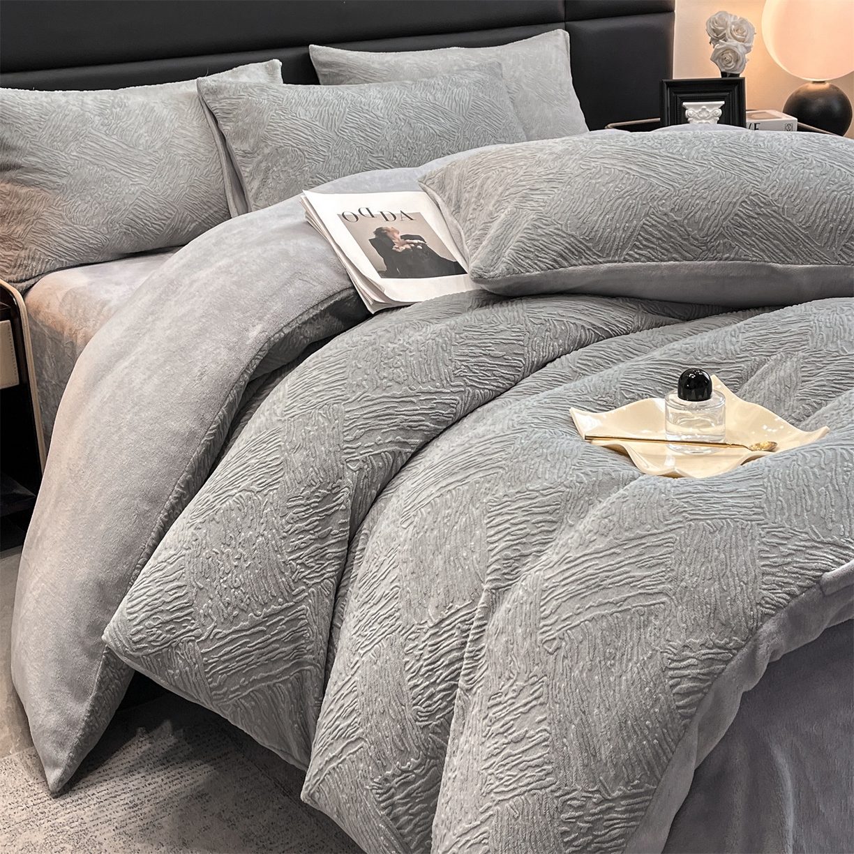 91家纺网 家纺一手货源 找家纺 星座家纺 2025新款牛奶绒雕花四件套 格调-灰