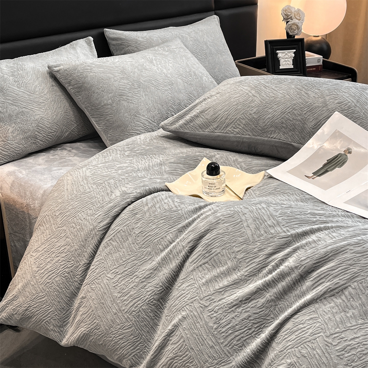 91家纺网 家纺一手货源 找家纺 星座家纺 2025新款牛奶绒雕花四件套 格调-灰