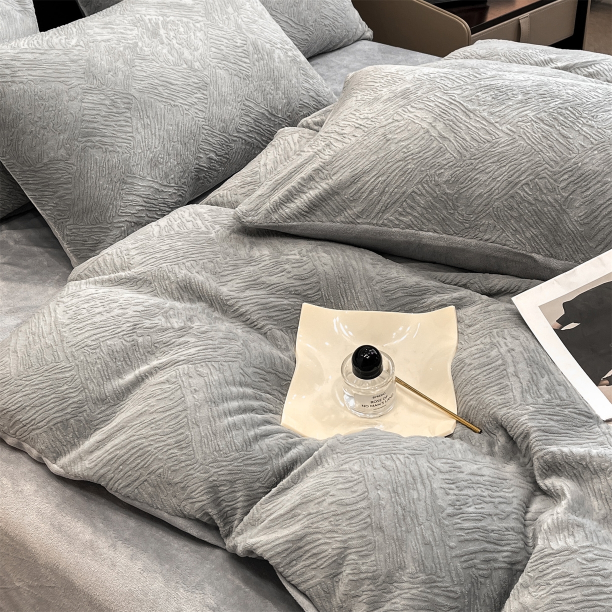 91家纺网 家纺一手货源 找家纺 星座家纺 2025新款牛奶绒雕花四件套 格调-灰